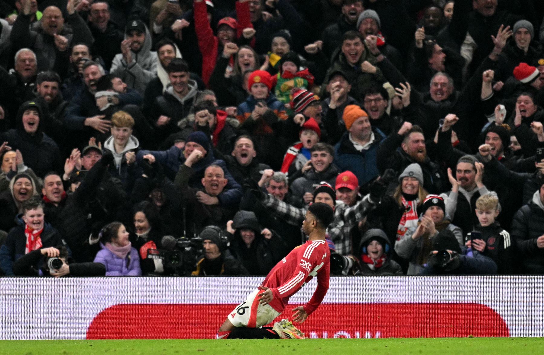 El centrocampista marfileño del Manchester United  Amad Diallo celebra marcar el segundo gol del equipo durante el partido de fútbol de la Premier League inglesa entre Manchester United y Southampton.. Foto: AFP