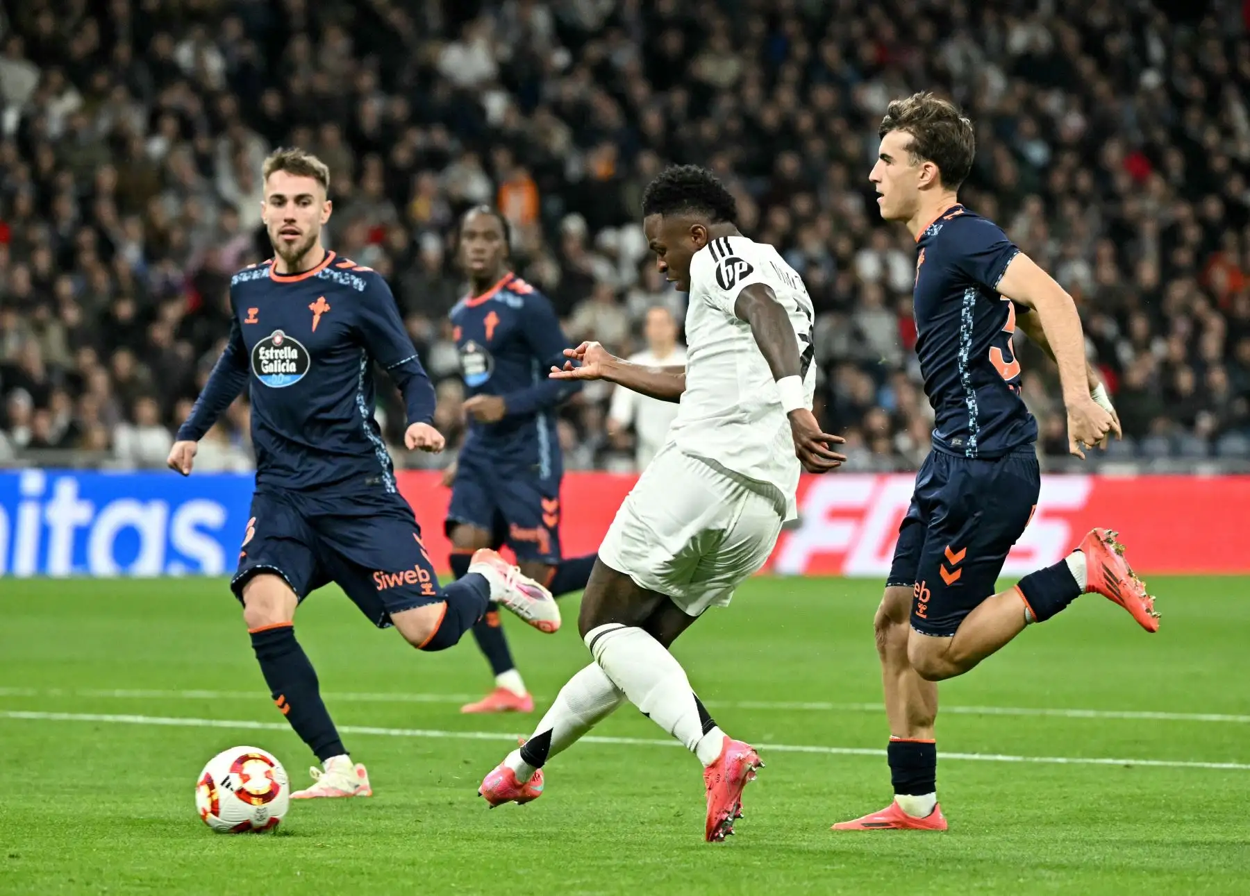 El delantero brasileño del Real Madrid  Vinicius Junior anota el segundo gol de su equipo durante el partido de ida de los octavos de final de la Copa del Rey de España entre el Real Madrid CF y el RC Celta de Vigo. AFP