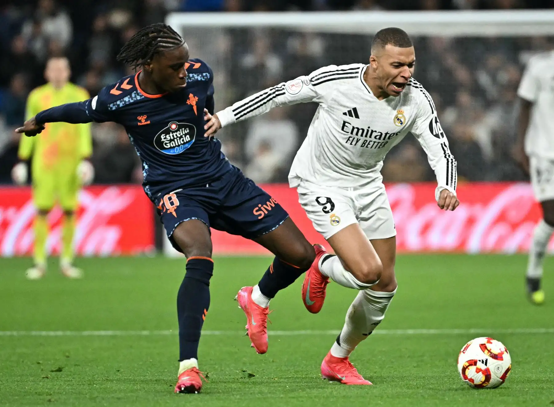 El delantero francés del Real Madrid Kylian Mbappé lucha por el balón con el centrocampista guineano del Celta de Vigo  Ilaix Moriba durante el partido de ida de los últimos 16 partidos de la Copa del Rey de España entre el Real Madrid CF y el RC Celta de Vigo. AFP