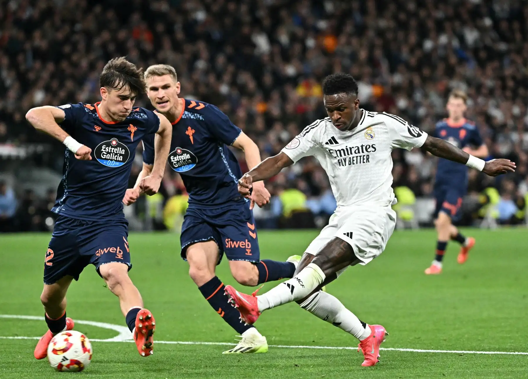 El delantero brasileño del Real Madrid  Vinicius Junior controla el balón durante el partido de ida de los últimos 16 partidos de la Copa del Rey de España entre el Real Madrid CF y el RC Celta de Vigo. AFP