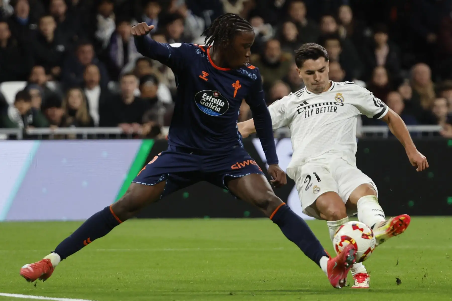 El centrocampista del Real Madrid Brahim Díaz  lucha con Moriba Kourouma, del Celta, durante el partido de octavos de final de la Copa del Rey que Real Madrid y Celta de Vigo. Foto: EFE