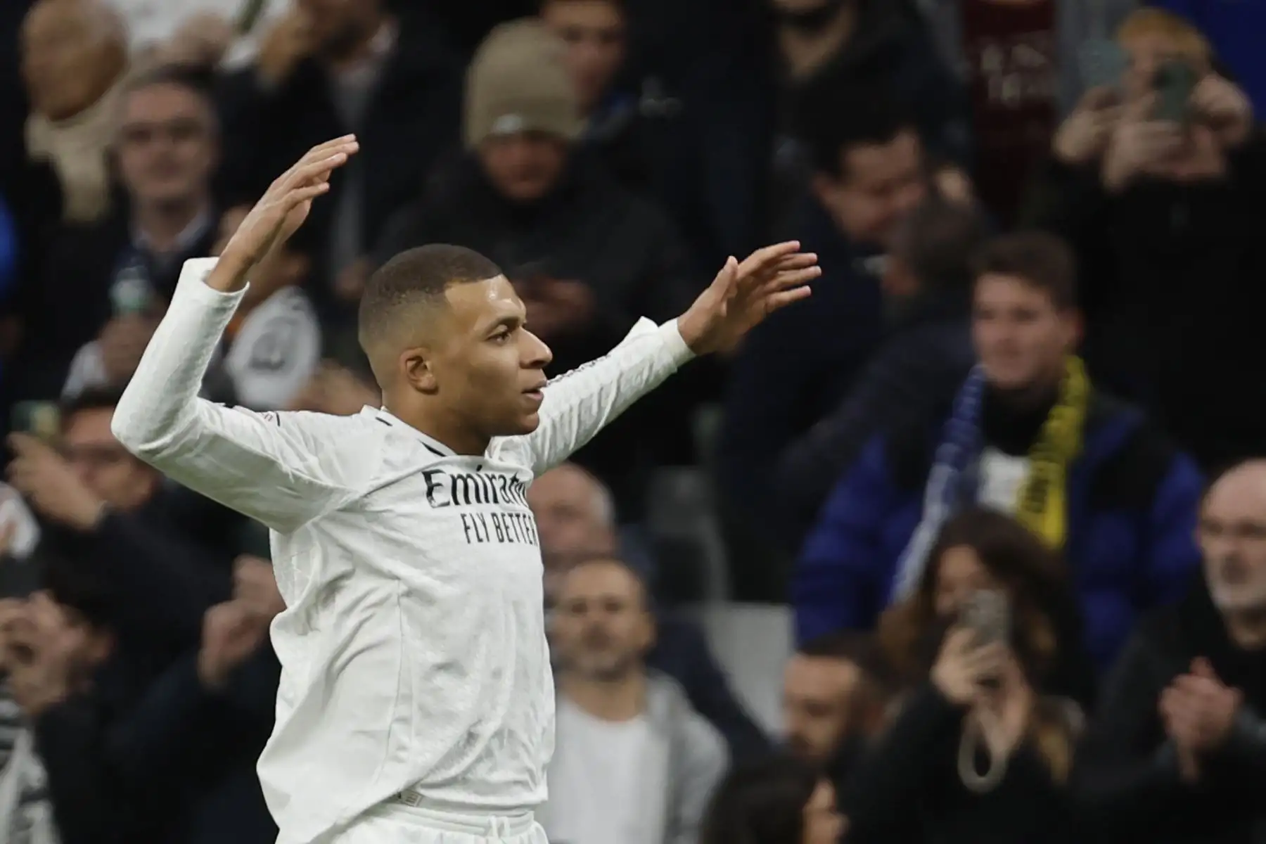 El delantero francés del Real Madrid, Kylian Mbappé celebra el primer gol de su equipo durante el partido de octavos de final de la Copa del Rey que Real Madrid y Celta de Vigo . EFE