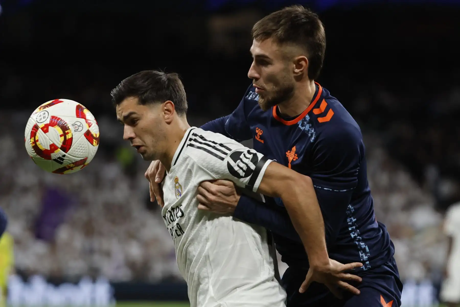 El centrocampista del Real Madrid Brahim pelea un balón con el defensa del Celta Óscar Mingueza durante el partido de octavos de final de la Copa del Rey que Real Madrid y Celta de Vigo. EFE