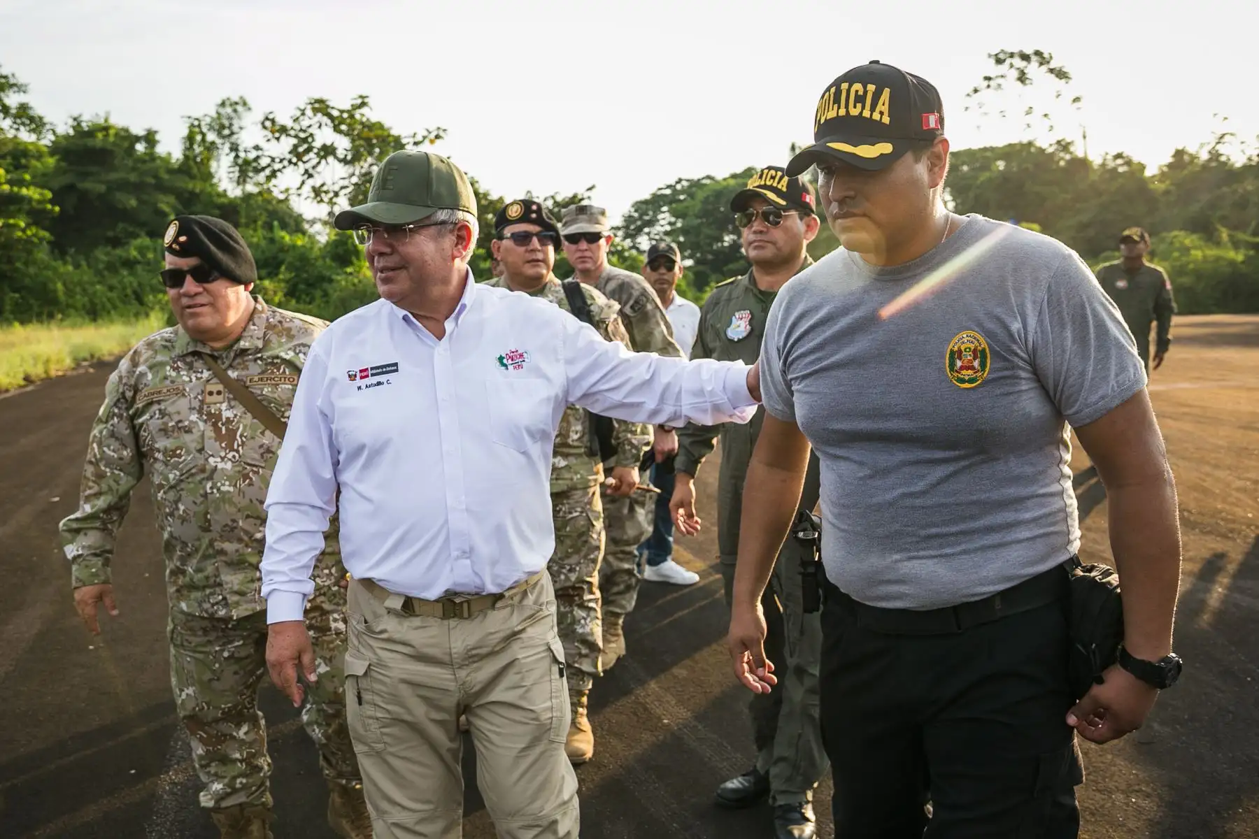 Ministro de Defensa llegó a la base de Ciro Alegría, para ayudar en el traslado de los policías heridos hacia Lima, en un avión del Ejército del Perú
