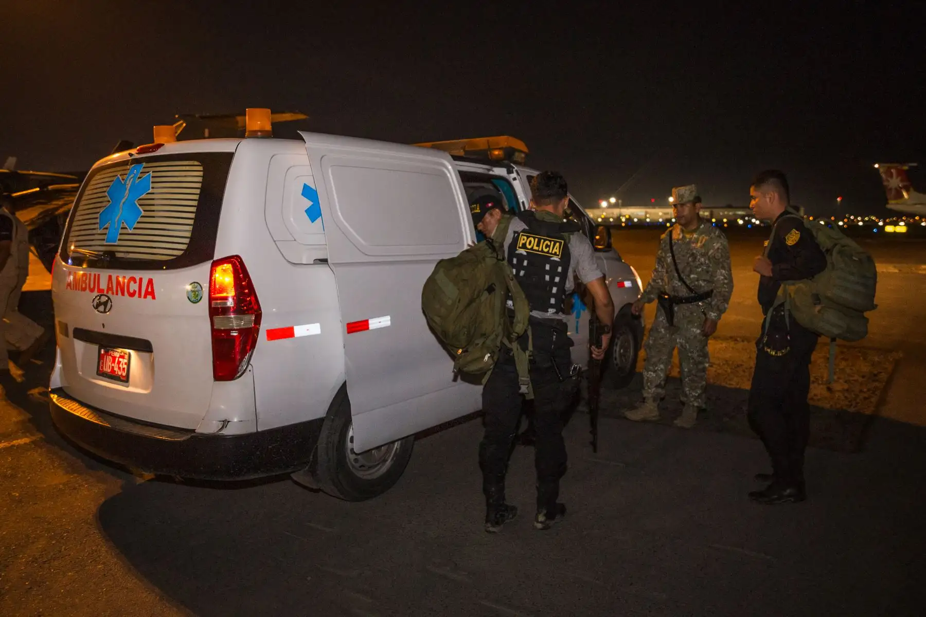 Ministro de Defensa llegó a la base de Ciro Alegría, para ayudar en el traslado de los policías heridos hacia Lima, en un avión del Ejército del Perú