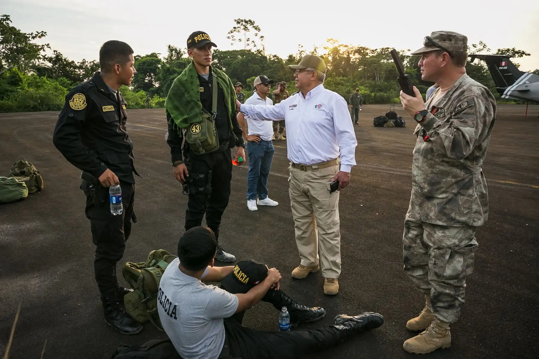Ministro de Defensa llegó a la base de Ciro Alegría, para ayudar en el traslado de los policías heridos hacia Lima, en un avión del Ejército del Perú