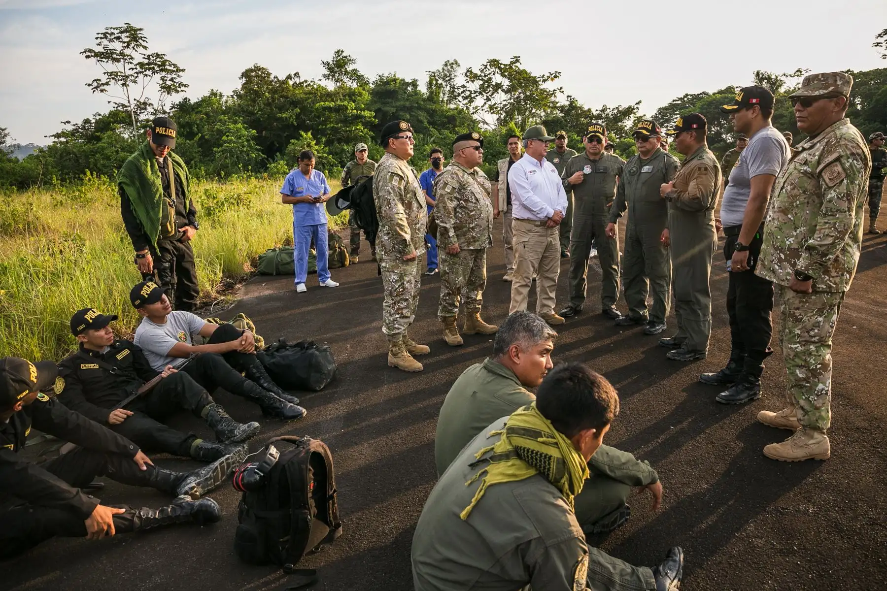 Ministro de Defensa llegó a la base de Ciro Alegría, para ayudar en el traslado de los policías heridos hacia Lima, en un avión del Ejército del Perú