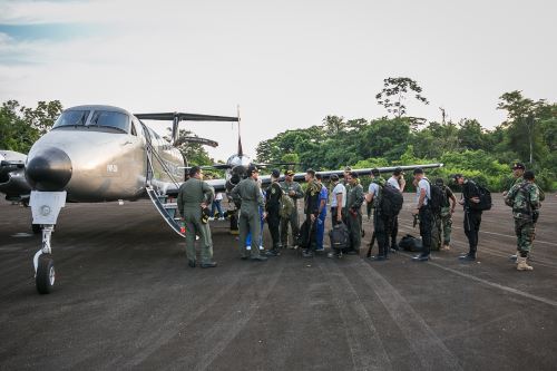 Ministro de Defensa ayudar en el traslado de los policías heridos tras el aterrizaje de emergencia de helicóptero PNP