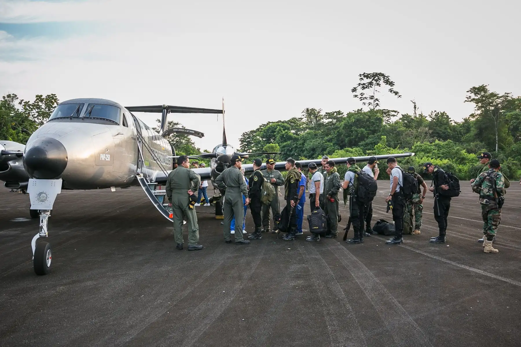 Ministro de Defensa llegó a la base de Ciro Alegría, para ayudar en el traslado de los policías heridos hacia Lima, en un avión del Ejército del Perú