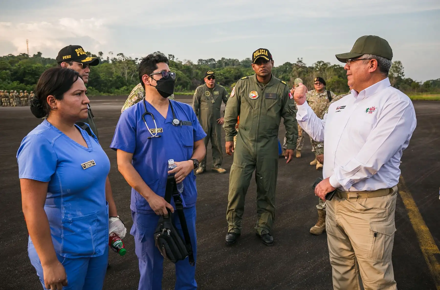 Ministro de Defensa llegó a la base de Ciro Alegría, para ayudar en el traslado de los policías heridos hacia Lima, en un avión del Ejército del Perú