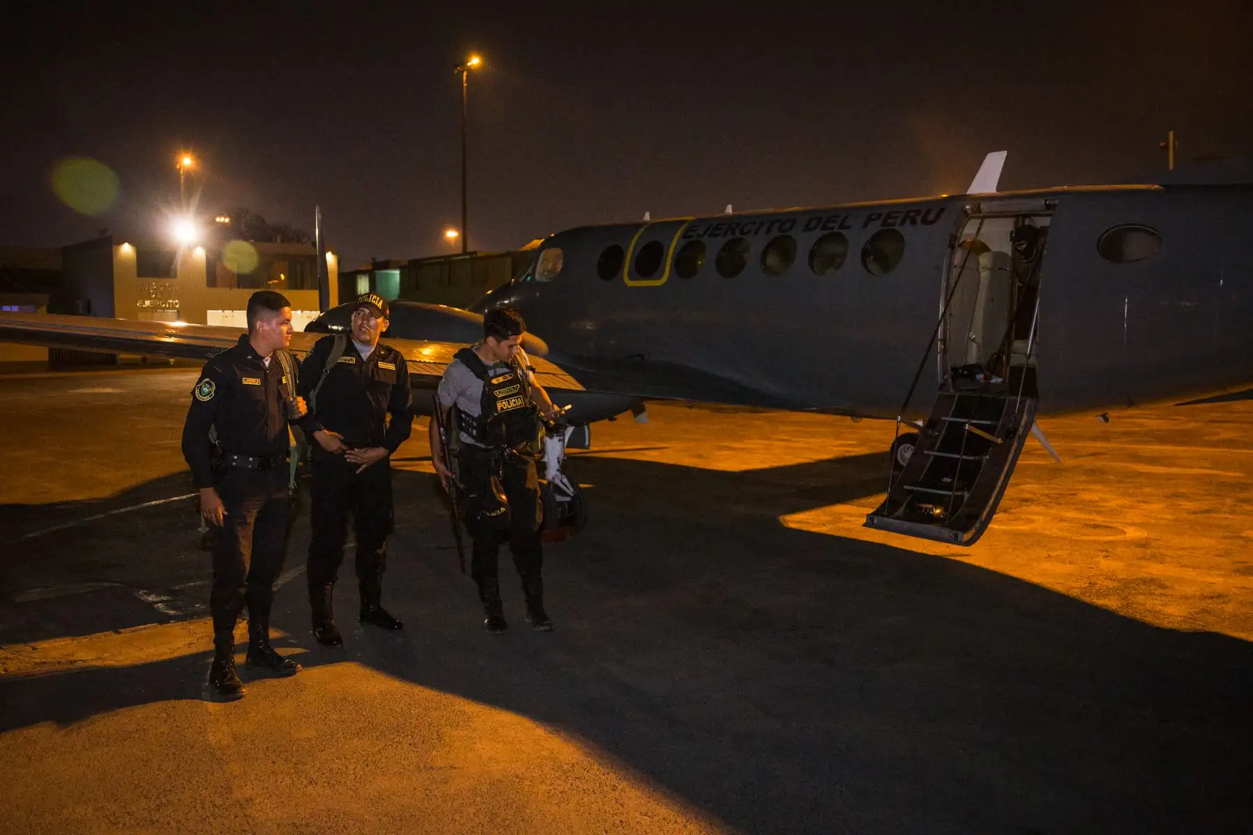Ministro de Defensa llegó a la base de Ciro Alegría, para ayudar en el traslado de los policías heridos hacia Lima, en un avión del Ejército del Perú