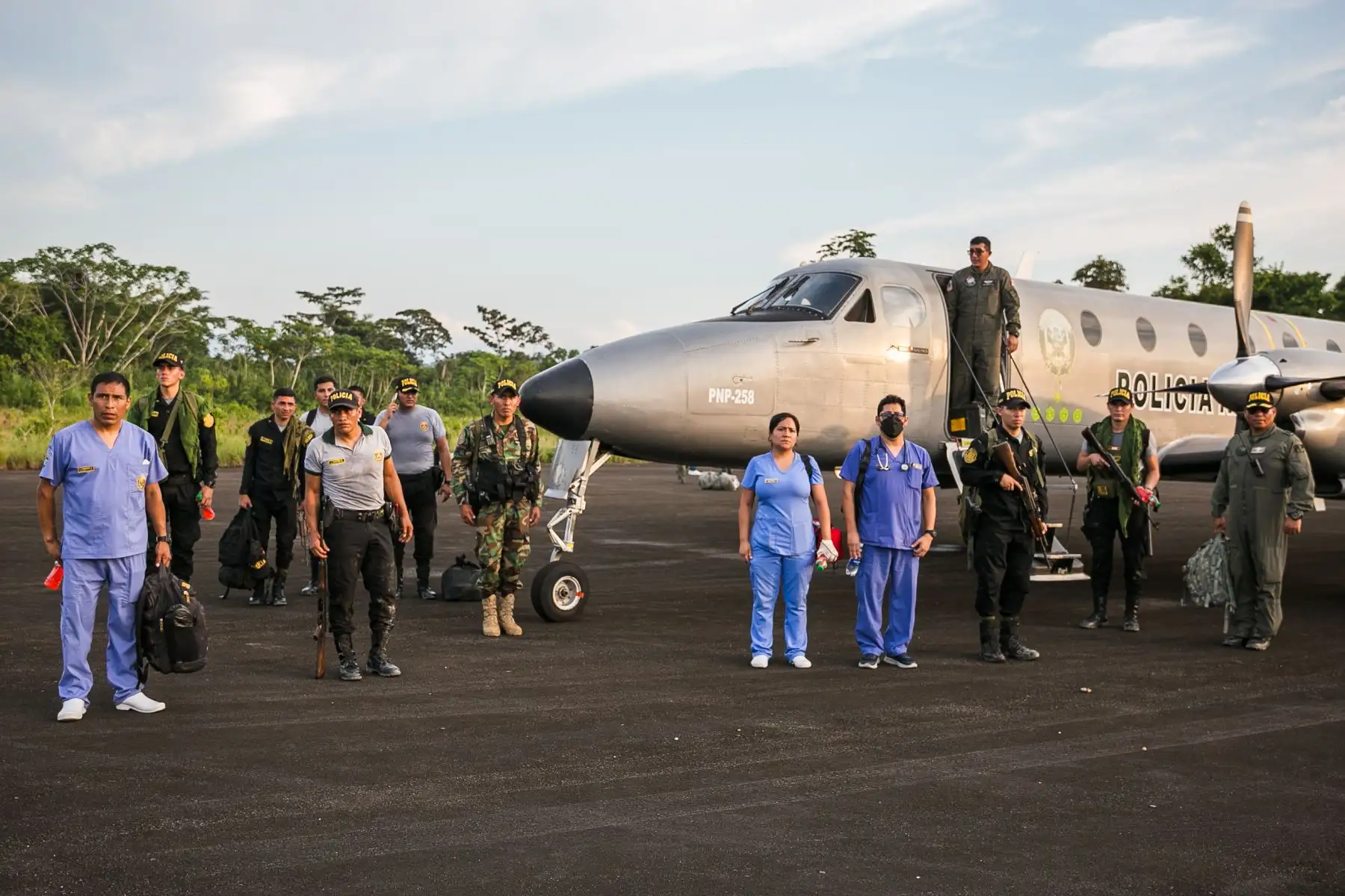 Ministro de Defensa llegó a la base de Ciro Alegría, para ayudar en el traslado de los policías heridos hacia Lima, en un avión del Ejército del Perú