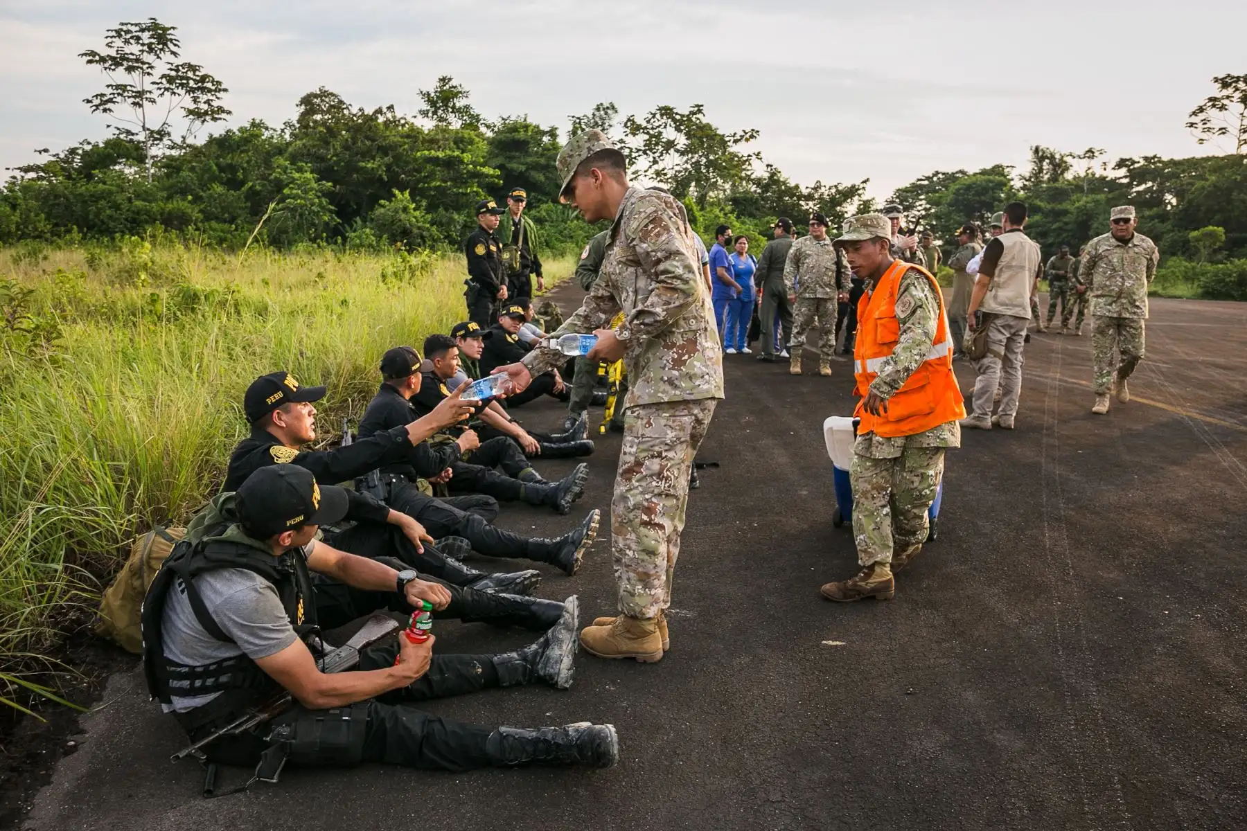 Ministro de Defensa llegó a la base de Ciro Alegría, para ayudar en el traslado de los policías heridos hacia Lima, en un avión del Ejército del Perú