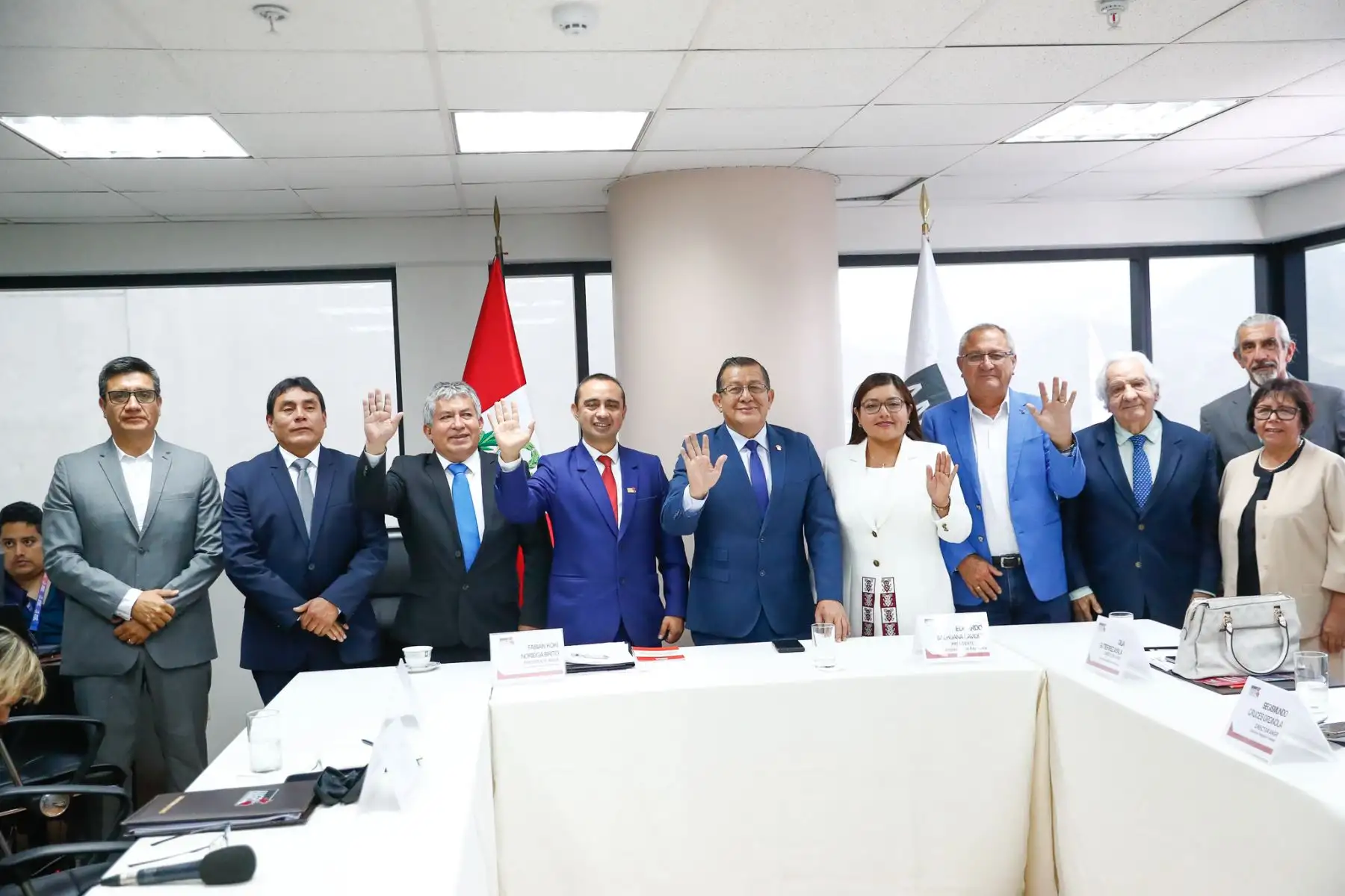 MIembros del Consejo Directivo de la ANGR junto a personajes invitados. ANDINA/Daniel Bracamonte