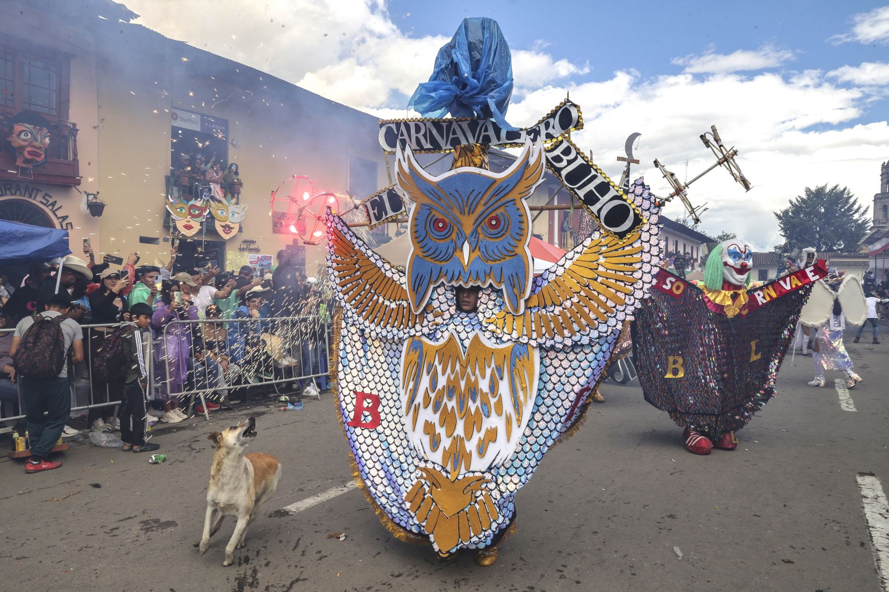 La magia del Carnaval de Cajamarca atrae el interés de miles de turistas que disfrutan de esta importante festividad. Foto: ANDINA/Andrés Valle