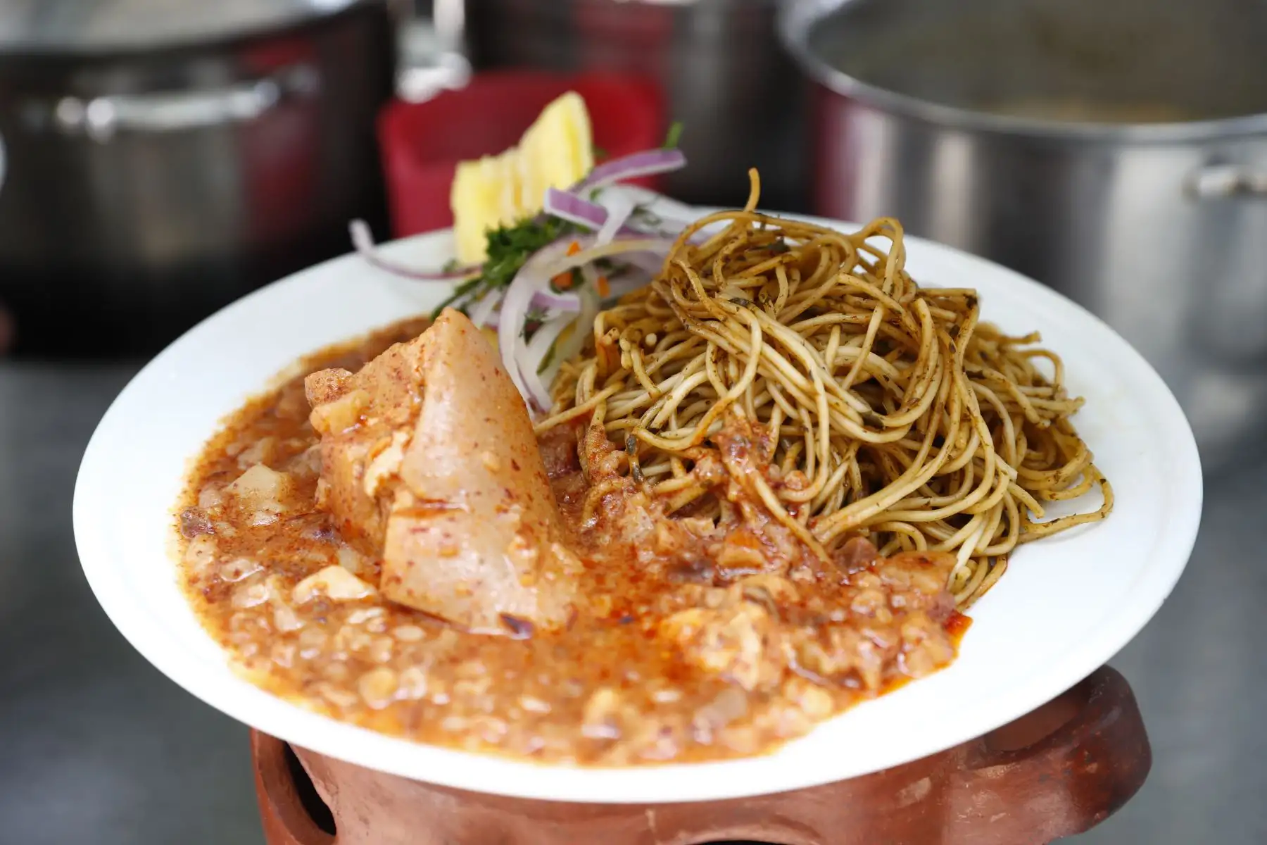 Platos típicos peruanos como el cebiche, la sopa seca con carapulcra, la pachamanca, el seco con frijoles y la pollada, entre otros, se ofrecen al público en la Feria Gastronómica Sazón y Sabor Peruano, que se realiza del 17 al 19 de enero en la plazuela San Agustín del Cercado de Lima, en el marco de las celebraciones por el 490° Aniversario de Lima. Foto: ANDINA/Daniel Bracamonte