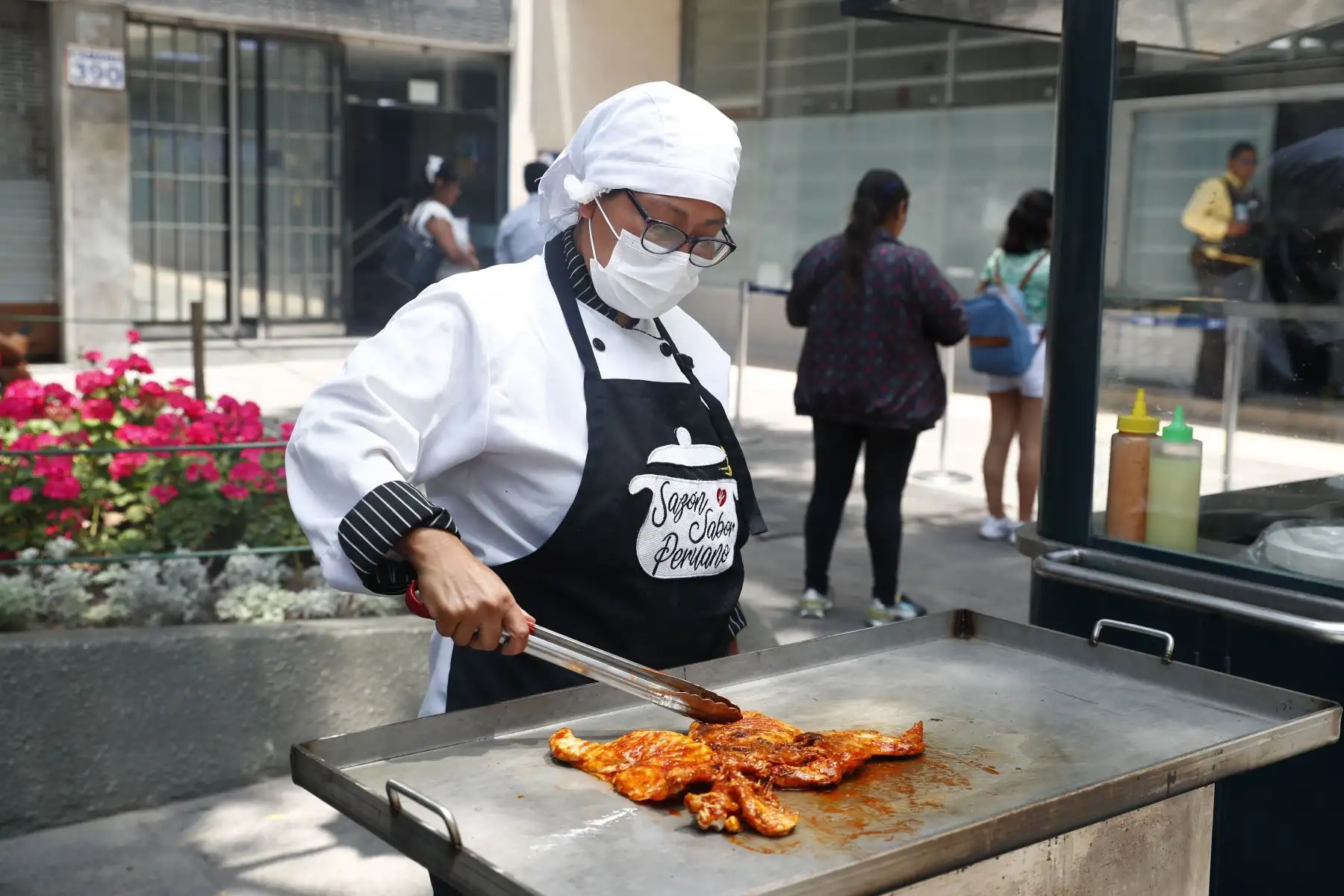 Platos típicos peruanos como el cebiche, la sopa seca con carapulcra, la pachamanca, el seco con frijoles y la pollada, entre otros, se ofrecen al público en la Feria Gastronómica Sazón y Sabor Peruano, que se realiza del 17 al 19 de enero en la plazuela San Agustín del Cercado de Lima, en el marco de las celebraciones por el 490° Aniversario de Lima. Foto: ANDINA/Daniel Bracamonte
