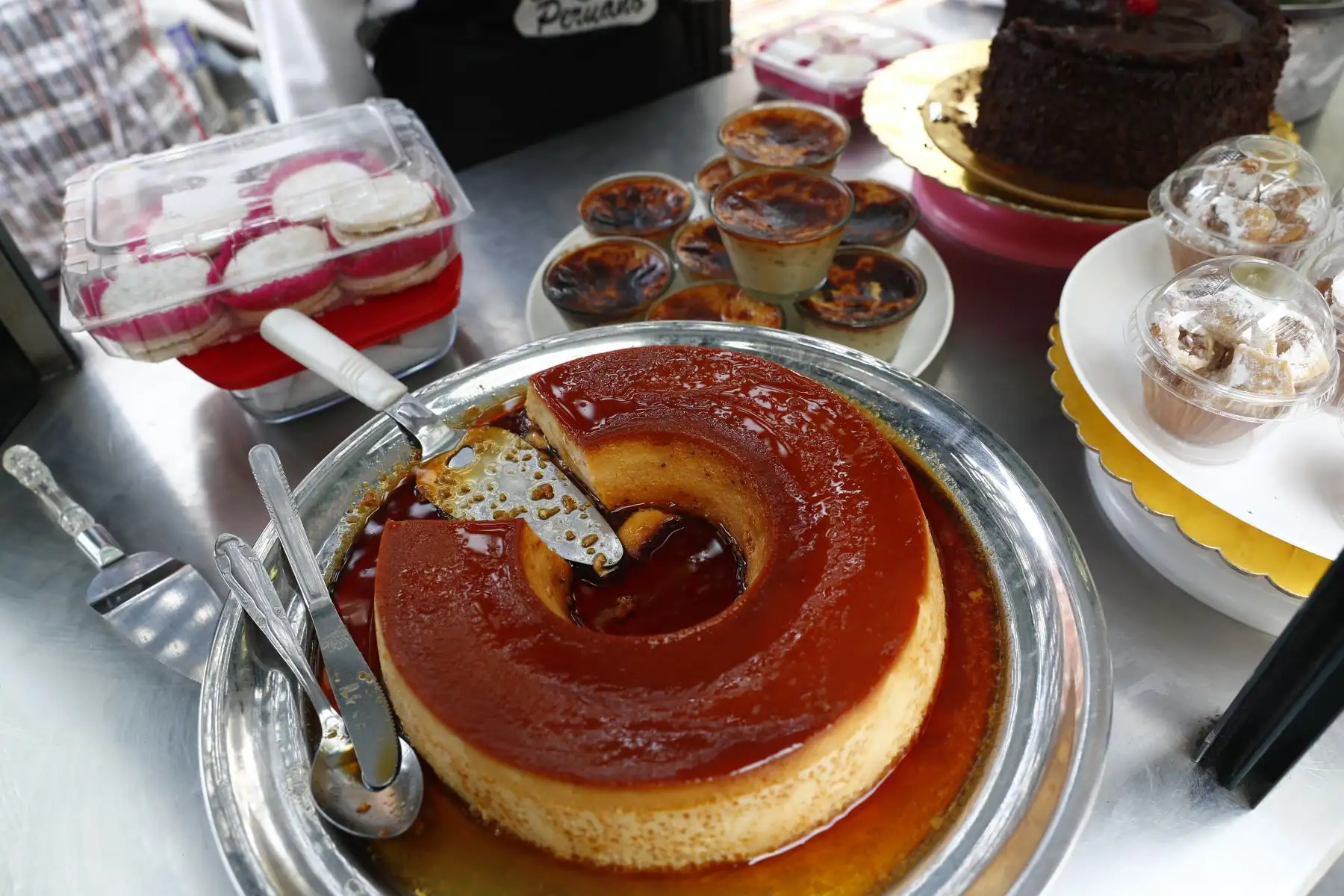 Una gran variedad de dulces limeños tradicionales se ofrecen al público asistente a la Feria Gastronómica Sazón y Sabor Peruano, que se realiza del viernes 17 al domingo 19 de enero en la plazuela San Agustín del Cercado de Lima, en el marco de las celebraciones por el 490° Aniversario de Lima. Foto: ANDINA/Daniel Bracamonte