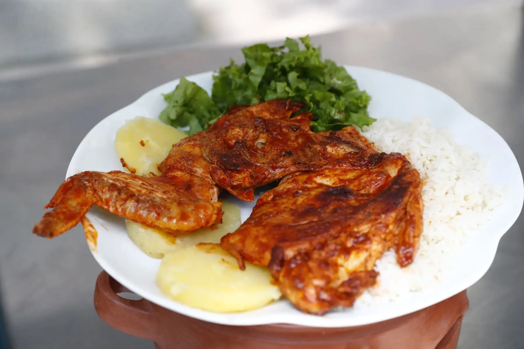 Platos típicos peruanos como el cebiche, la sopa seca con carapulcra, la pachamanca, el seco con frijoles y la pollada, entre otros, se ofrecen al público en la Feria Gastronómica Sazón y Sabor Peruano, que se realiza del 17 al 19 de enero en la plazuela San Agustín del Cercado de Lima, en el marco de las celebraciones por el 490° Aniversario de Lima. Foto: ANDINA/Daniel Bracamonte