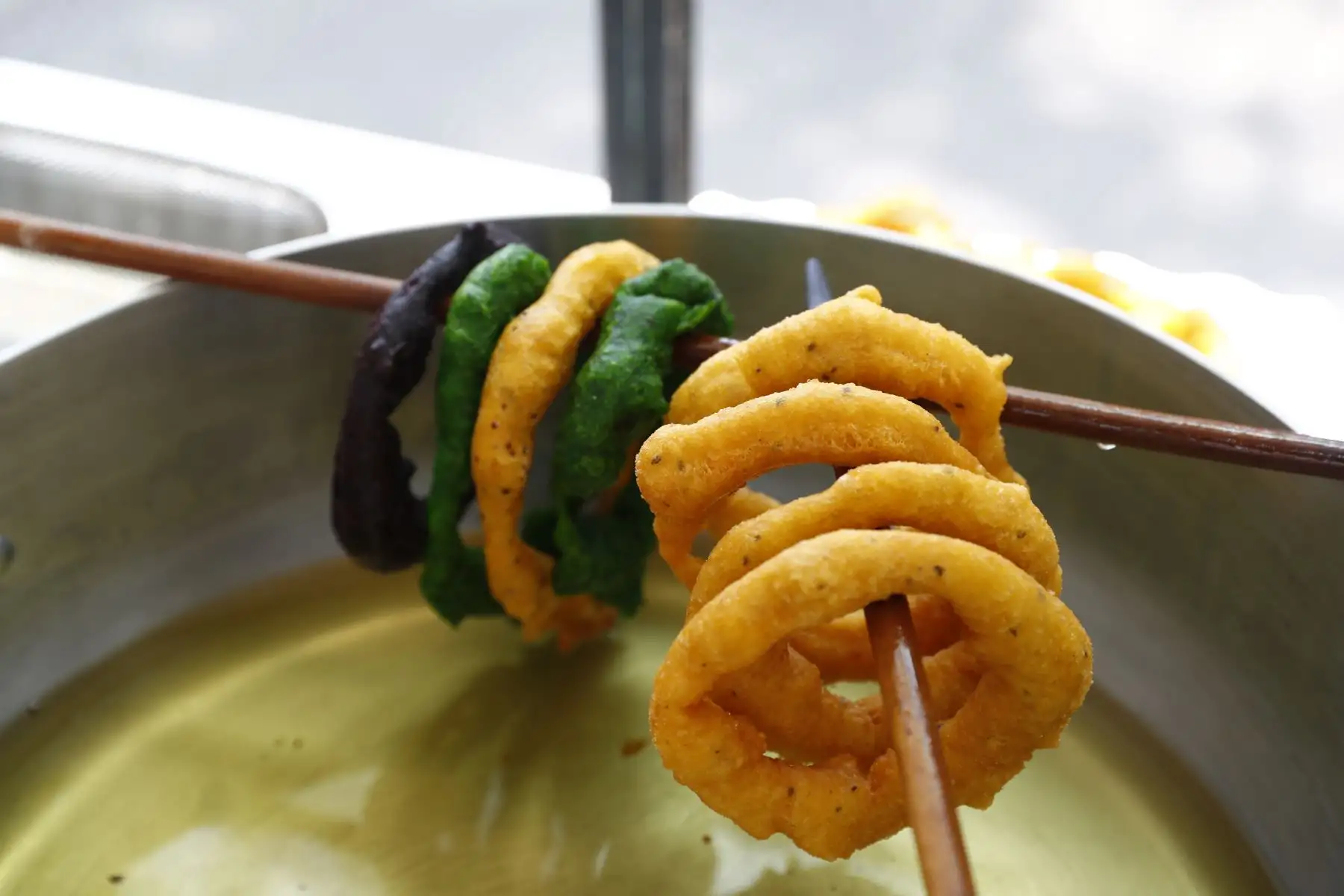 Una gran variedad de dulces limeños tradicionales se ofrecen al público asistente a la Feria Gastronómica Sazón y Sabor Peruano, que se realiza del viernes 17 al domingo 19 de enero en la plazuela San Agustín del Cercado de Lima, en el marco de las celebraciones por el 490° Aniversario de Lima. Foto: ANDINA/Daniel Bracamonte