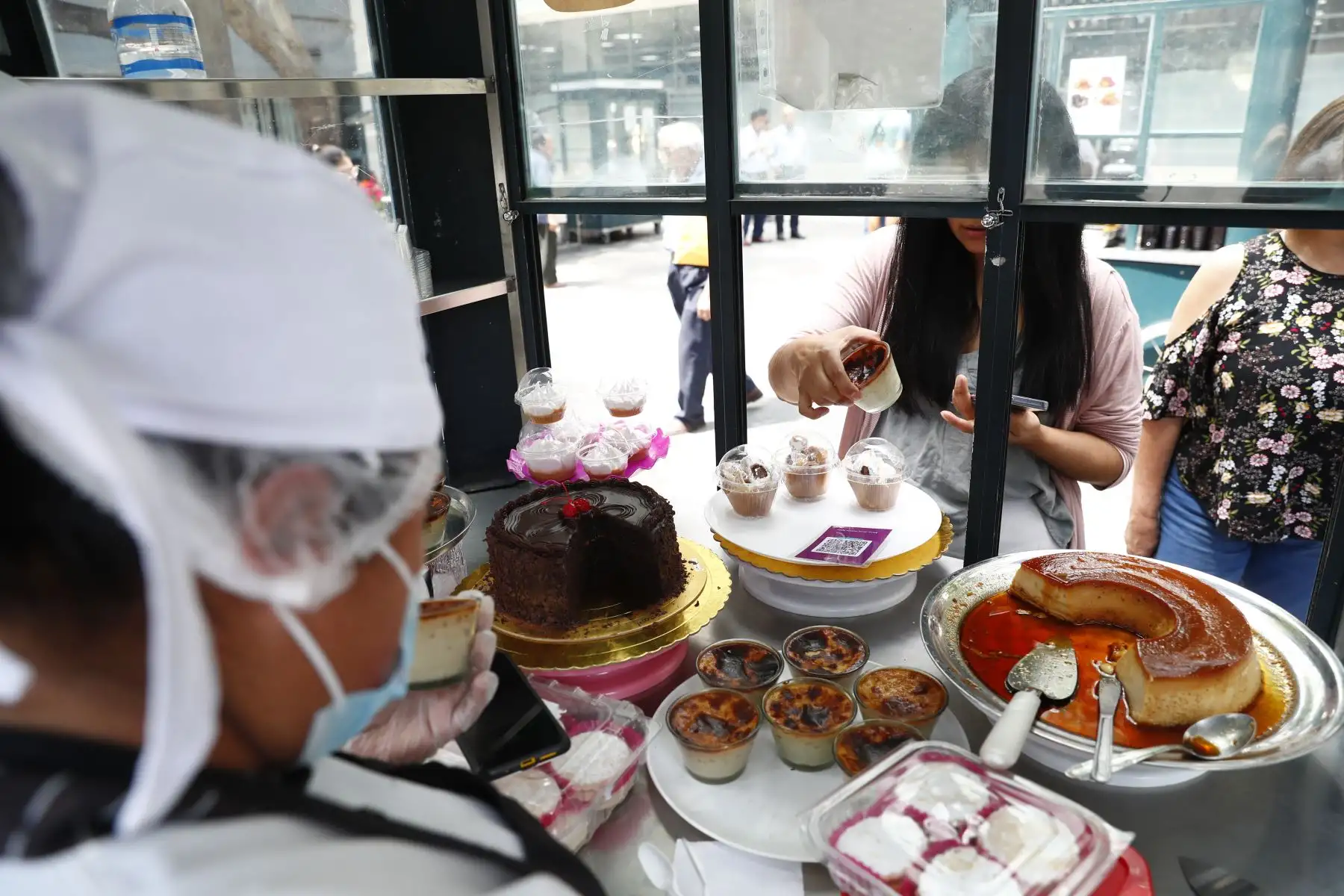 Una gran variedad de dulces limeños tradicionales se ofrecen al público asistente a la Feria Gastronómica Sazón y Sabor Peruano, que se realiza del viernes 17 al domingo 19 de enero en la plazuela San Agustín del Cercado de Lima, en el marco de las celebraciones por el 490° Aniversario de Lima. Foto: ANDINA/Daniel Bracamonte