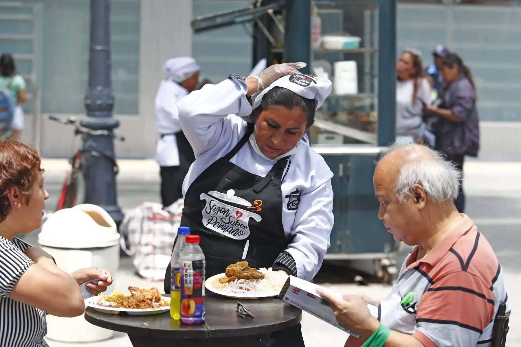Decenas de visitantes nacionales y extranjeros degustan la variada carta de platos típicos, dulces limeños y bebidas que ofrece la Feria Gastronómica Sazón y Sabor Peruano, que se realiza los días 17, 18 y 19 de enero en la plazuela San Agustín del Cercado de Lima, en el marco de las celebraciones por el 490° aniversario de la ciudad de Lima. Foto: ANDINA/Daniel Bracamonte