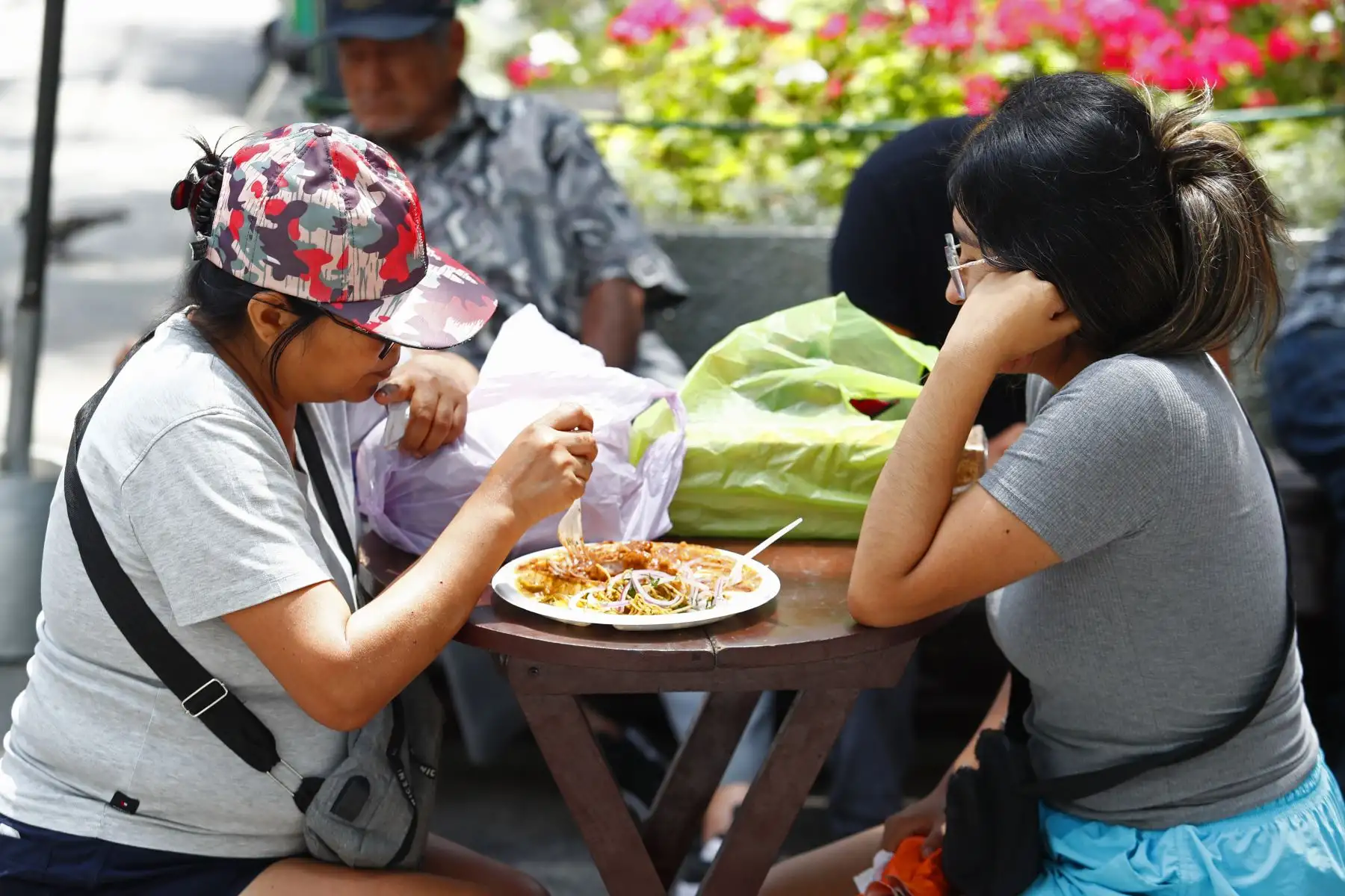 Decenas de visitantes nacionales y extranjeros degustan la variada carta de platos típicos, dulces limeños y bebidas que ofrece la Feria Gastronómica Sazón y Sabor Peruano, que se realiza los días 17, 18 y 19 de enero en la plazuela San Agustín del Cercado de Lima, en el marco de las celebraciones por el 490° aniversario de la ciudad de Lima. Foto: ANDINA/Daniel Bracamonte