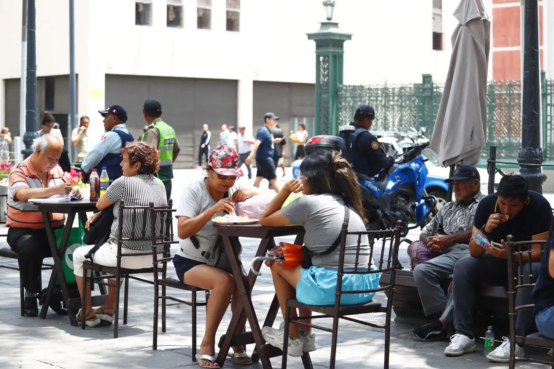 Decenas de visitantes nacionales y extranjeros degustan la variada carta de platos típicos, dulces limeños y bebidas que ofrece la Feria Gastronómica Sazón y Sabor Peruano, que se realiza los días 17, 18 y 19 de enero en la plazuela San Agustín del Cercado de Lima, en el marco de las celebraciones por el 490° aniversario de la ciudad de Lima. Foto: ANDINA/Daniel Bracamonte