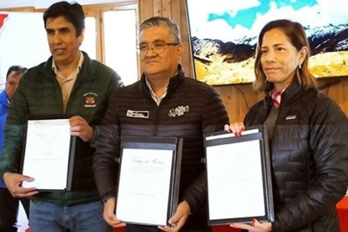 El Sernanp, a cargo de la gestión del parque nacional Huascarán, ha establecido un contrato de concesión con la Asociación de Guías de Montaña del Perú, para promover el cuidado ambiental y asegurar que este ecosistema se conserve para las futuras generaciones. Foto: Sernanp