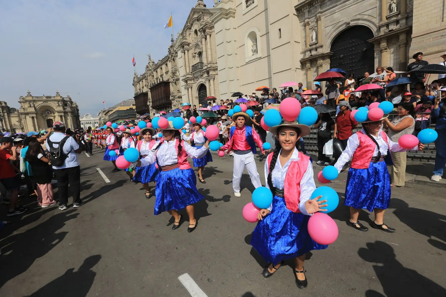 Gran pasacalle, que recorre los jirones Lampa, Junín, la Plaza Mayor, Carabaya, Huallaga, de La Unión y la plazuela Rosa Merino.foto:andina/Hector Vinces.