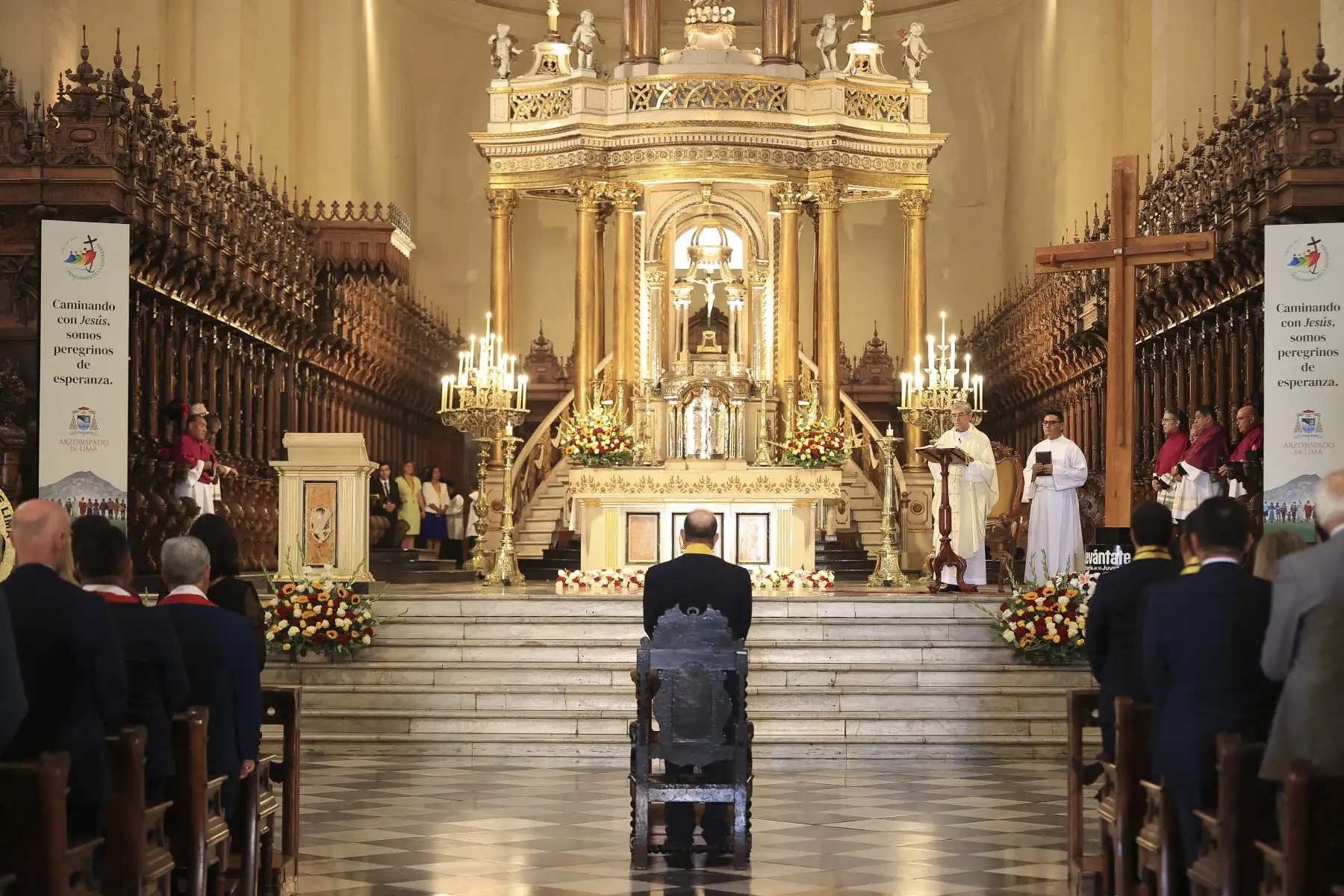 El alcalde de Lima, Rafael López Aliaga, acompañado de autoridades municipales y congresistas, participó de la Misa y Te Deum por el 490 aniversario de la ciudad de Lima. Foto: ANDINA/Jhonel Rodríguez Robles