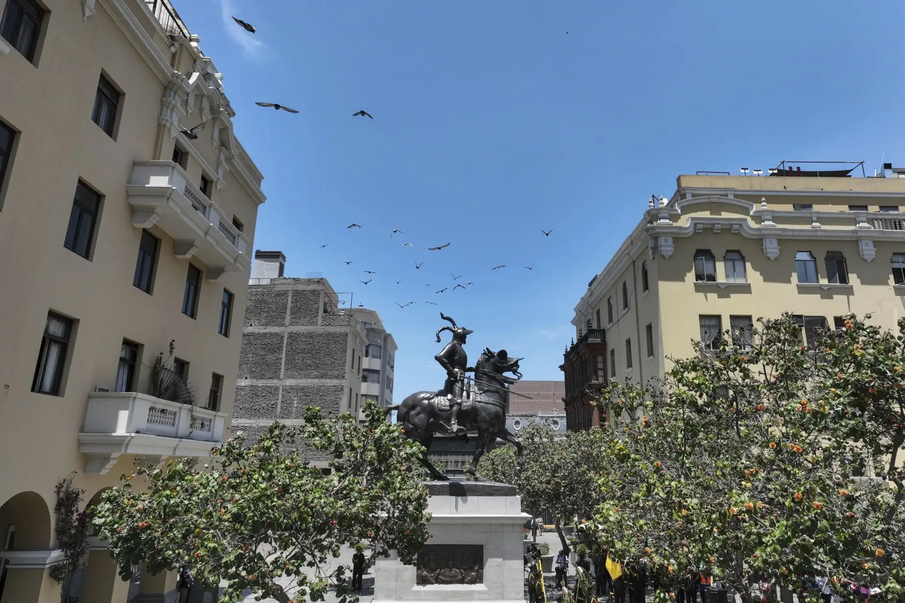 El alcalde de Lima, Rafael López Aliaga, junto a autoridades locales, participaron en la develación de la estatua de Francisco Pizarro, ubicada en el pasaje Santa Rosa, en el marco del 490 aniversario de la ciudad de Lima. Foto: ANDINA/Jhonel Rodríguez Robles