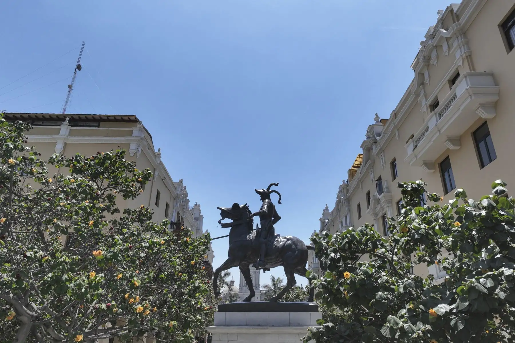 El alcalde de Lima, Rafael López Aliaga, junto a autoridades locales, participaron en la develación de la estatua de Francisco Pizarro, ubicada en el pasaje Santa Rosa, en el marco del 490 aniversario de la ciudad de Lima. Foto: ANDINA/Jhonel Rodríguez Robles