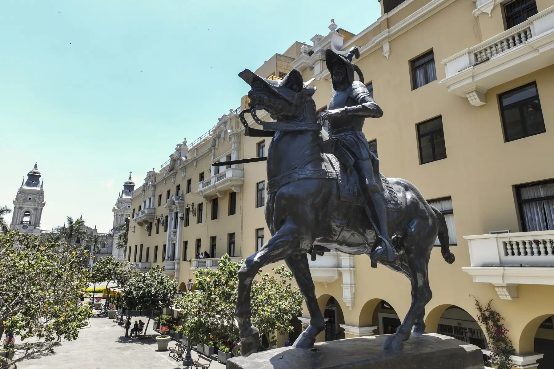 El alcalde de Lima, Rafael López Aliaga, junto a autoridades locales, participaron en la develación de la estatua de Francisco Pizarro, ubicada en el pasaje Santa Rosa, en el marco del 490 aniversario de la ciudad de Lima. Foto: ANDINA/Jhonel Rodríguez Robles