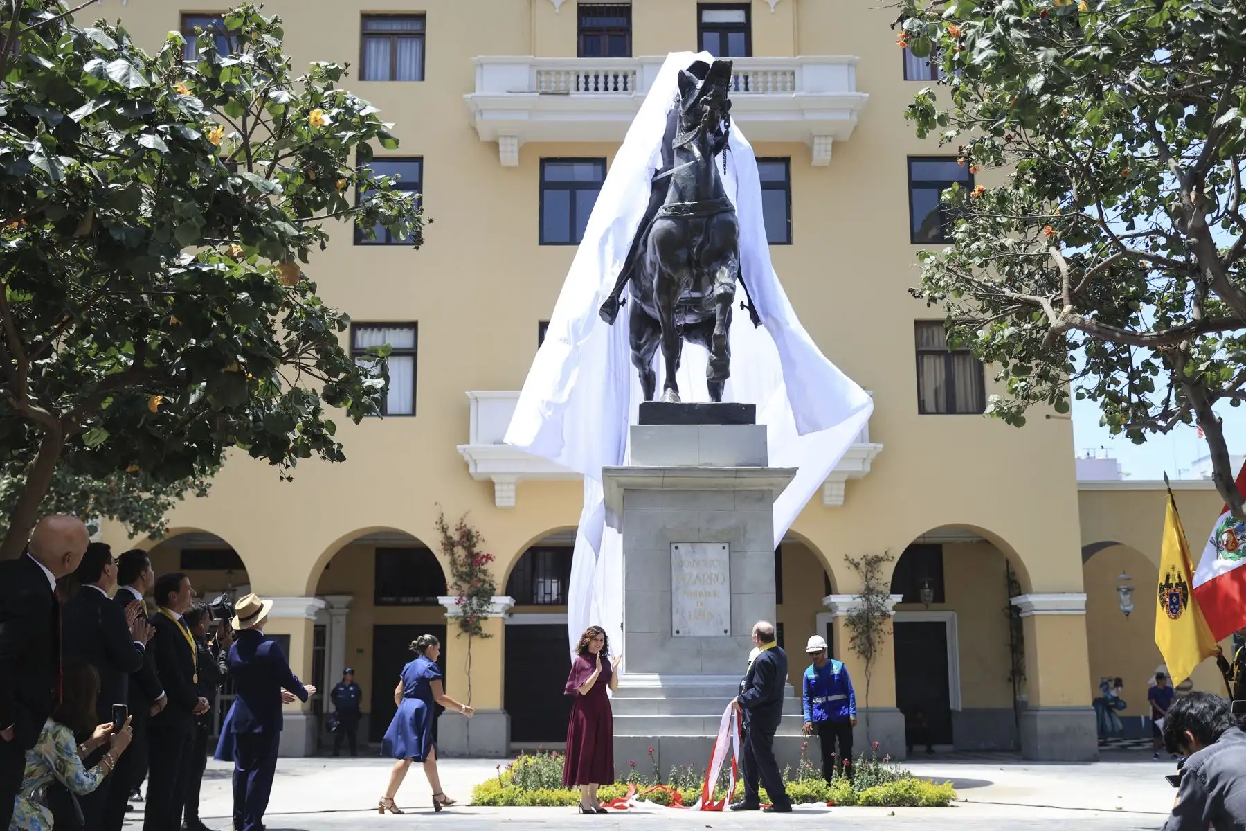 El alcalde de Lima, Rafael López Aliaga, junto a autoridades locales, participaron en la develación de la estatua de Francisco Pizarro, ubicada en el pasaje Santa Rosa, en el marco del 490 aniversario de la ciudad de Lima. Foto: ANDINA/Jhonel Rodríguez Robles