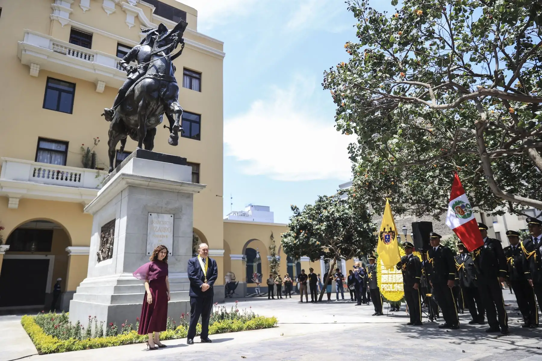 El alcalde de Lima, Rafael López Aliaga, junto a autoridades locales, participaron en la develación de la estatua de Francisco Pizarro, ubicada en el pasaje Santa Rosa, en el marco del 490 aniversario de la ciudad de Lima. Foto: ANDINA/Jhonel Rodríguez Robles