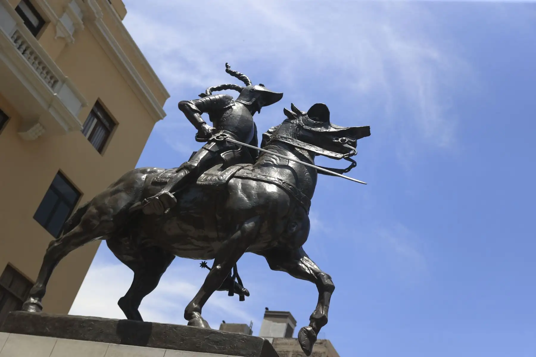El alcalde de Lima, Rafael López Aliaga, junto a autoridades locales, participaron en la develación de la estatua de Francisco Pizarro, ubicada en el pasaje Santa Rosa, en el marco del 490 aniversario de la ciudad de Lima. Foto: ANDINA/Jhonel Rodríguez Robles