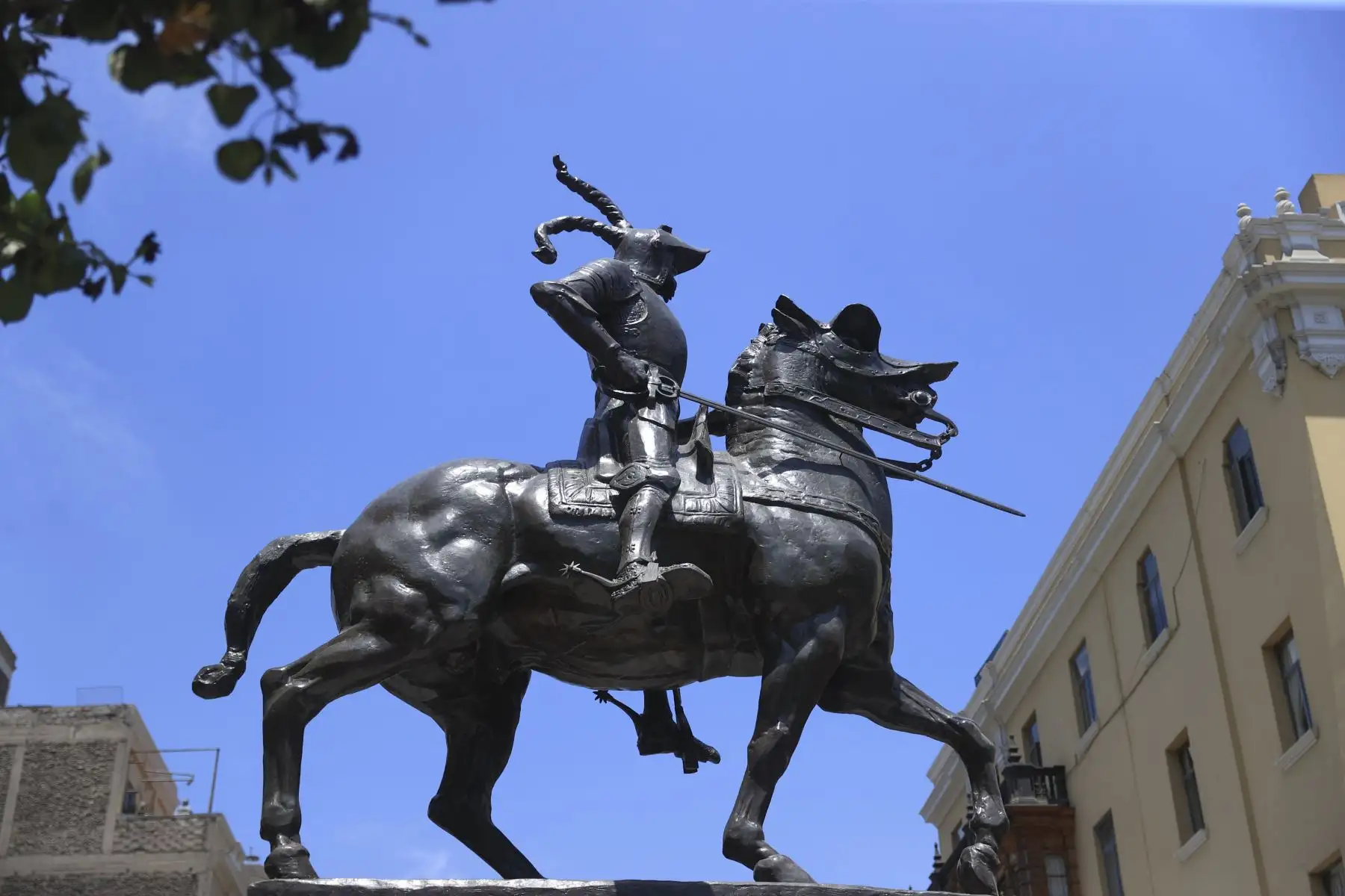 El alcalde de Lima, Rafael López Aliaga, junto a autoridades locales, participaron en la develación de la estatua de Francisco Pizarro, ubicada en el pasaje Santa Rosa, en el marco del 490 aniversario de la ciudad de Lima. Foto: ANDINA/Jhonel Rodríguez Robles