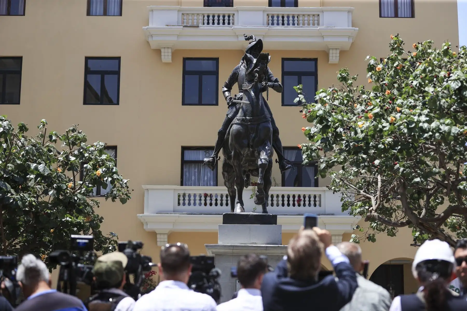 El alcalde de Lima, Rafael López Aliaga, junto a autoridades locales, participaron en la develación de la estatua de Francisco Pizarro, ubicada en el pasaje Santa Rosa, en el marco del 490 aniversario de la ciudad de Lima. Foto: ANDINA/Jhonel Rodríguez Robles