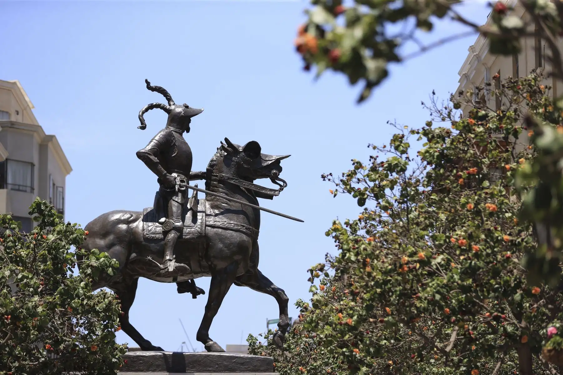 El alcalde de Lima, Rafael López Aliaga, junto a autoridades locales, participaron en la develación de la estatua de Francisco Pizarro, ubicada en el pasaje Santa Rosa, en el marco del 490 aniversario de la ciudad de Lima. Foto: ANDINA/Jhonel Rodríguez Robles