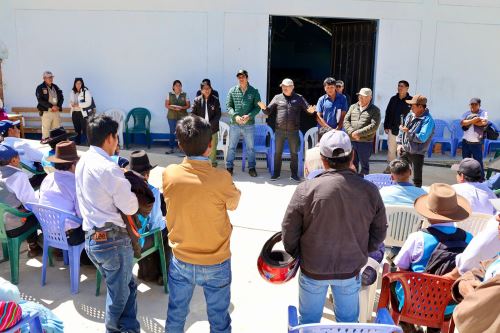 Ministro del Ambiente llega a la comunidad campesina Cruz de Mayo en Ancash para unir esfuerzos para la conservación  de la Laguna Parón