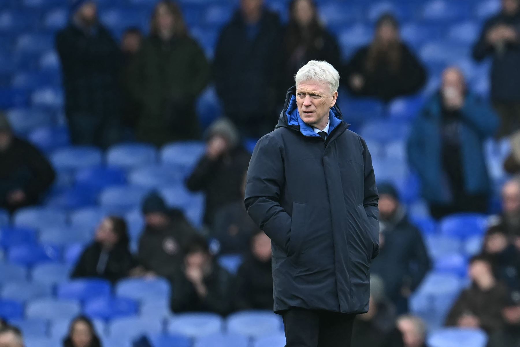 El técnico escocés del Everton, David Moyes, observa a sus jugadores calentar antes del partido de fútbol de la Premier League inglesa entre Everton y Tottenham Hotspur en Goodison Park en Liverpool.
Foto: AFP