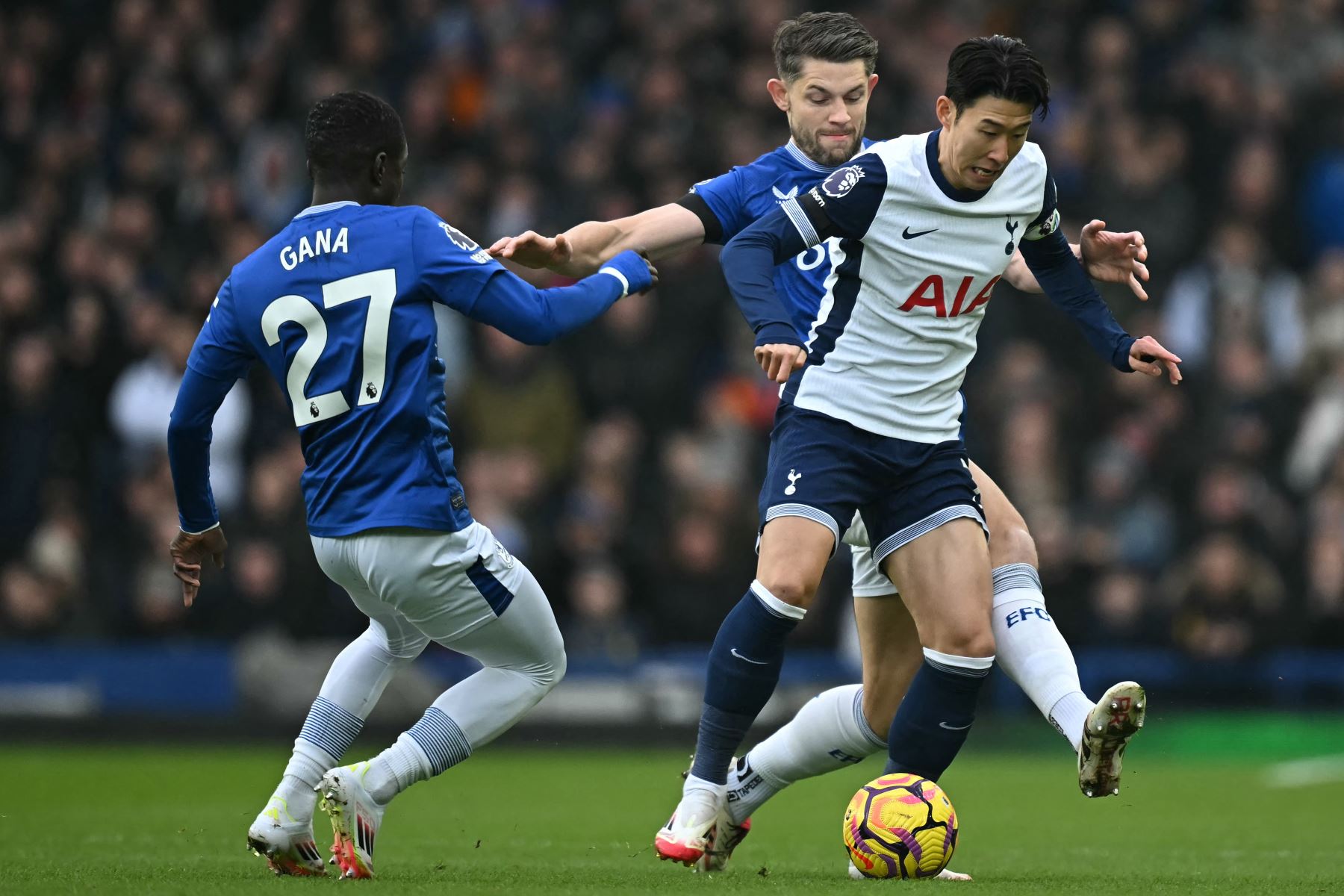 El delantero surcoreano del Tottenham Hotspur, Son Heung-Min  compite con el defensor inglés del Everton, James Tarkowski y el centrocampista senegalés del Everton, Idrissa Gueye durante el partido de fútbol de la Liga Premier inglesa entre Everton y Tottenham Hotspur en Goodison Park en Liverpool.
Foto: AFP