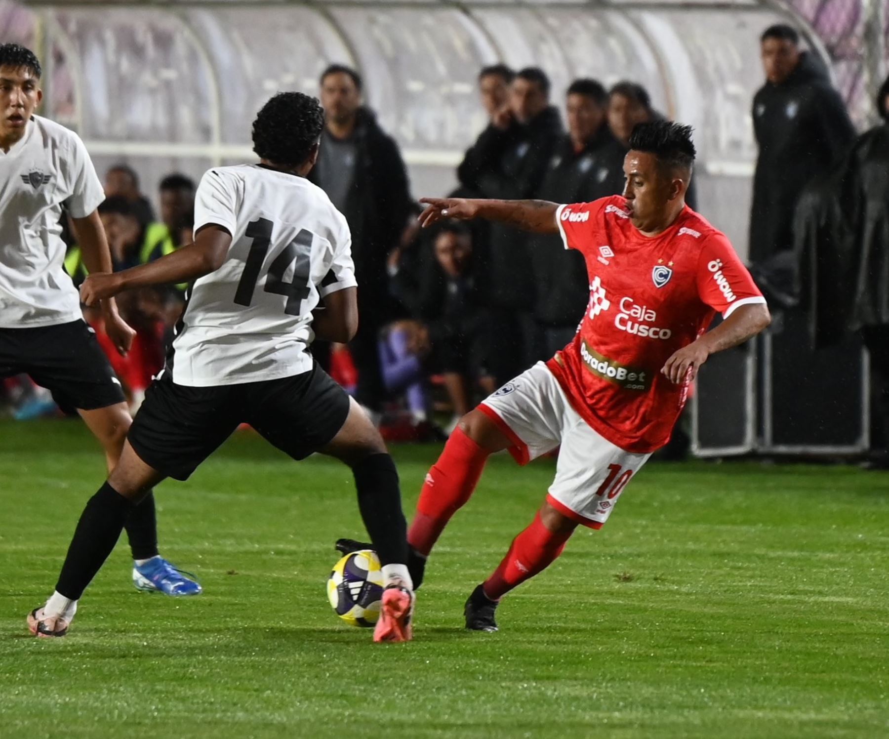 Christian Cueva fue ovacionado en la presentación de Cienciano