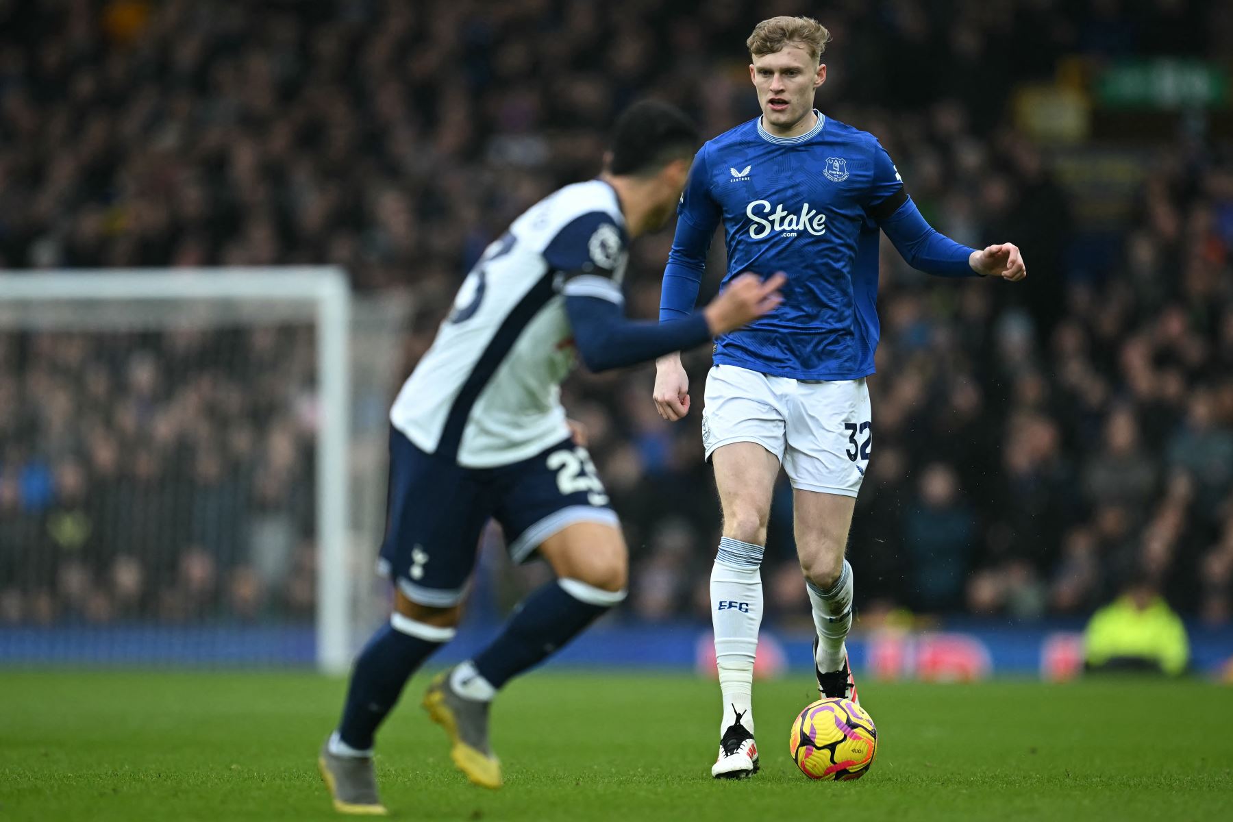 El defensor inglés del Everton, Jarrad Branthwaite, busca jugar un pase durante el partido de fútbol de la Premier League inglesa entre Everton y Tottenham Hotspur en Goodison Park en Liverpool, noroeste de Inglaterra.
Foto: AFP