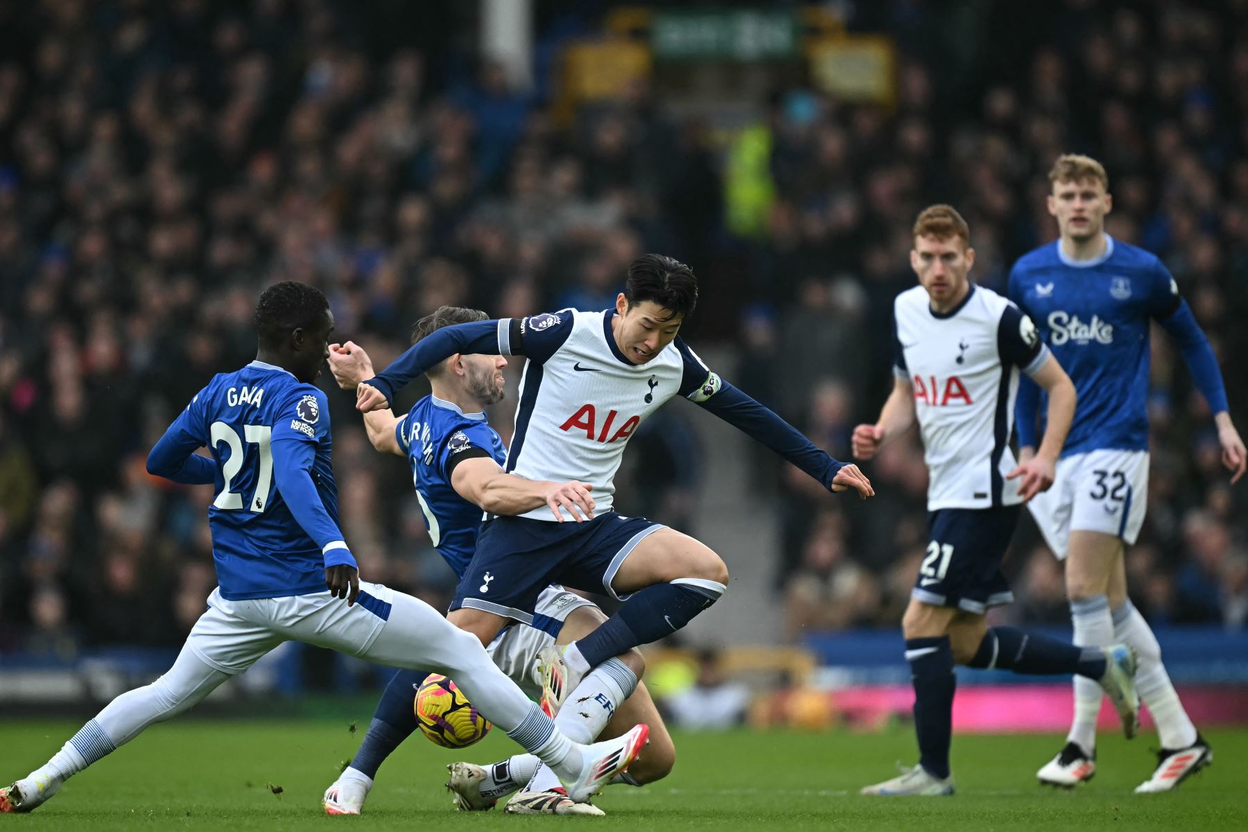 El delantero surcoreano del Tottenham Hotspur, Son Heung-Min  compite con el defensor inglés del Everton #06 James Tarkowski y el centrocampista senegalés del Everton, Idrissa Gueye  durante el partido de fútbol de la Liga Premier inglesa entre Everton y Tottenham Hotspur en Goodison Park en Liverpool, noroeste de Inglaterra.
Foto: AFP