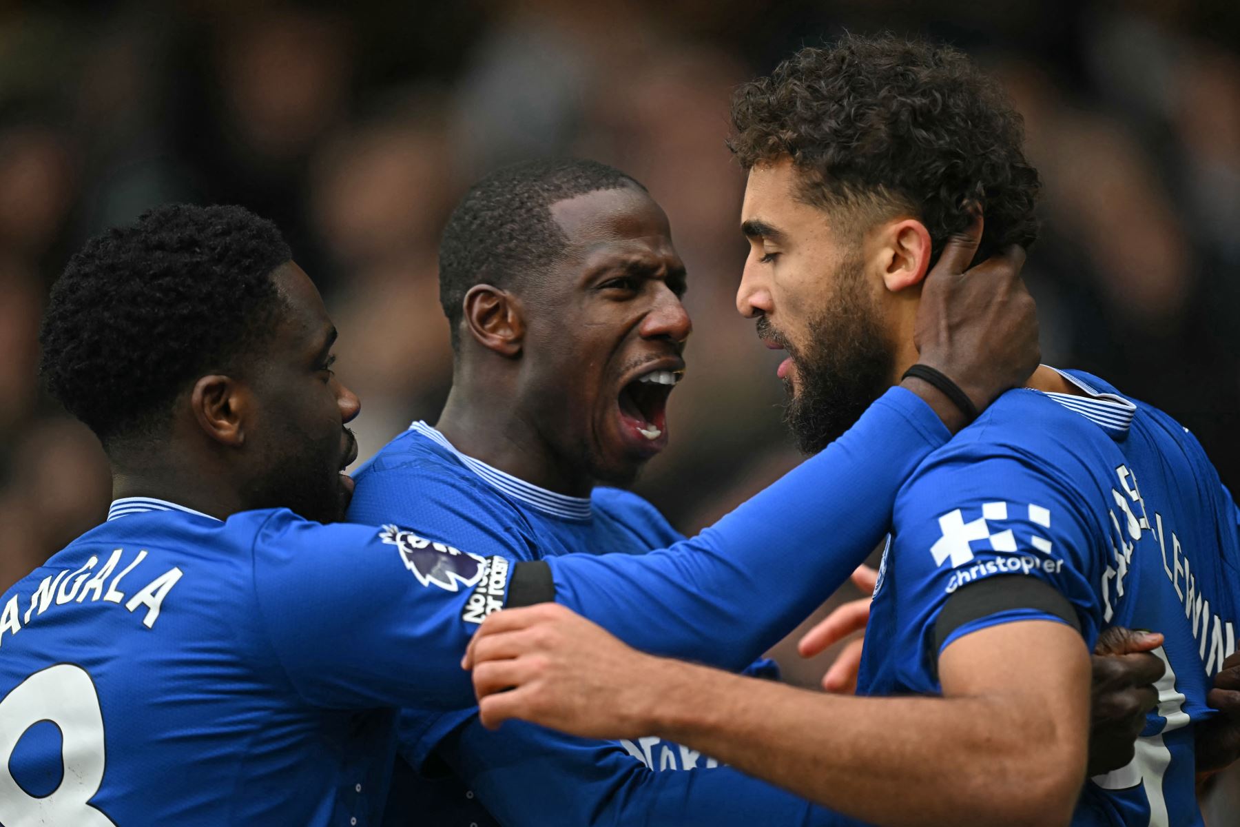 El delantero inglés del Everton, Dominic Calvert-Lewin es felicitado por el centrocampista belga del Everton, Orel Mangala y el centrocampista francés del Everton, Abdoulaye Doucoure después de marcar el primer gol durante el partido de fútbol de la Premier League inglesa entre el Everton y Tottenham Hotspur.
Foto: AFP