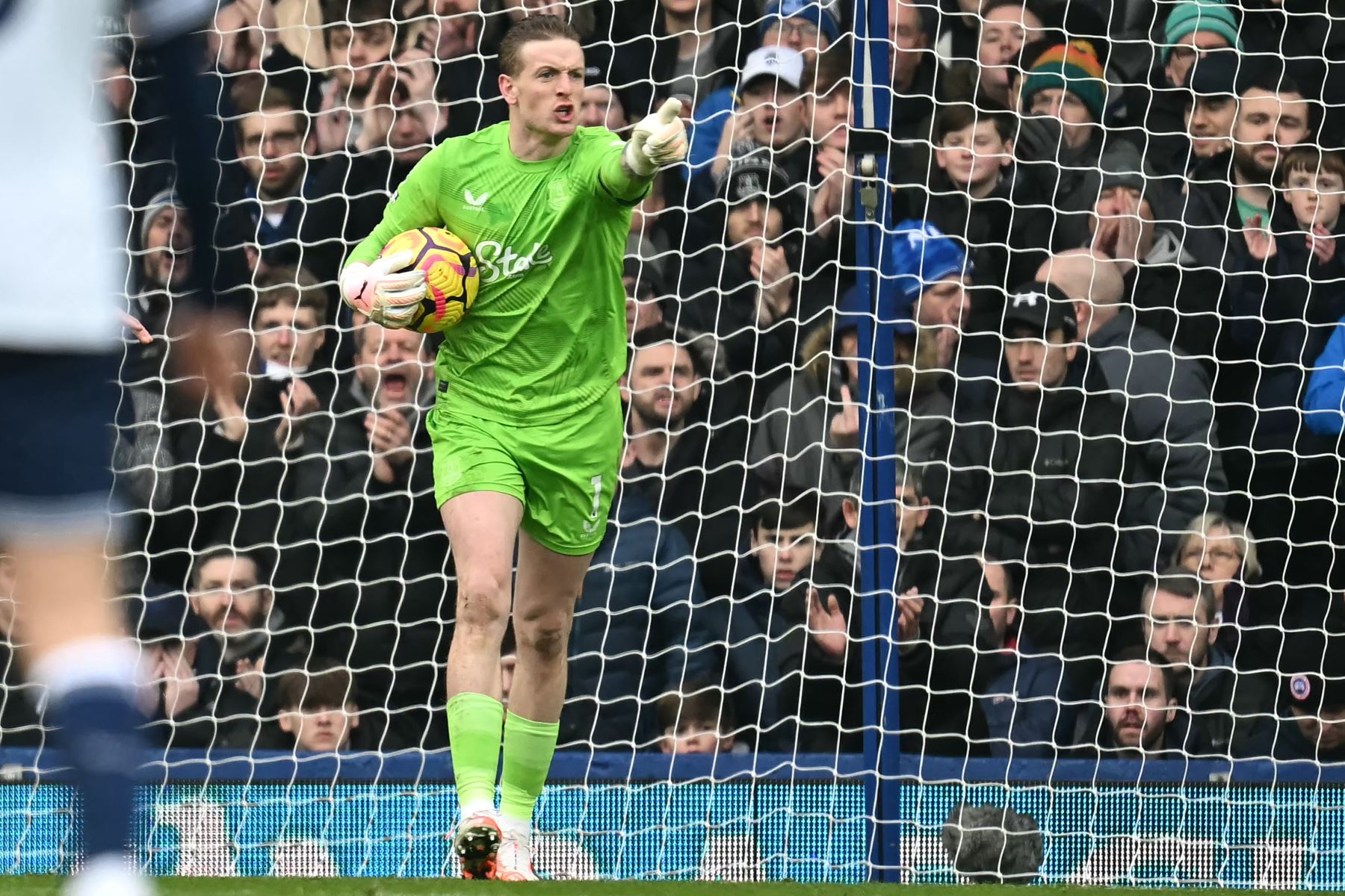 El portero inglés del Everton, Jordan Pickford, hace gestos durante el partido de fútbol de la Premier League inglesa entre Everton y Tottenham Hotspur.
Foto: AFP