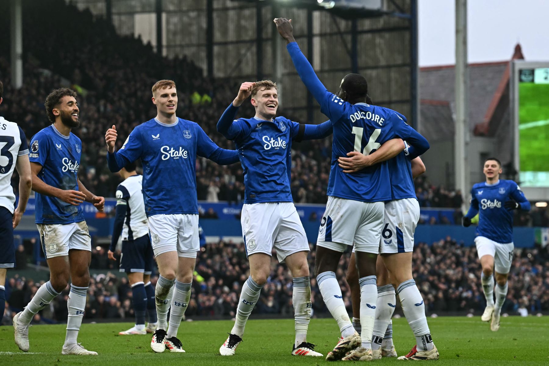 Los jugadores del Everton celebran después de su tercer gol, un autogol del mediocampista inglés, Archie Gray del Tottenham Hotspur durante el partido de fútbol de la Premier League inglesa entre Everton y Tottenham Hotspur.
Foto: AFP