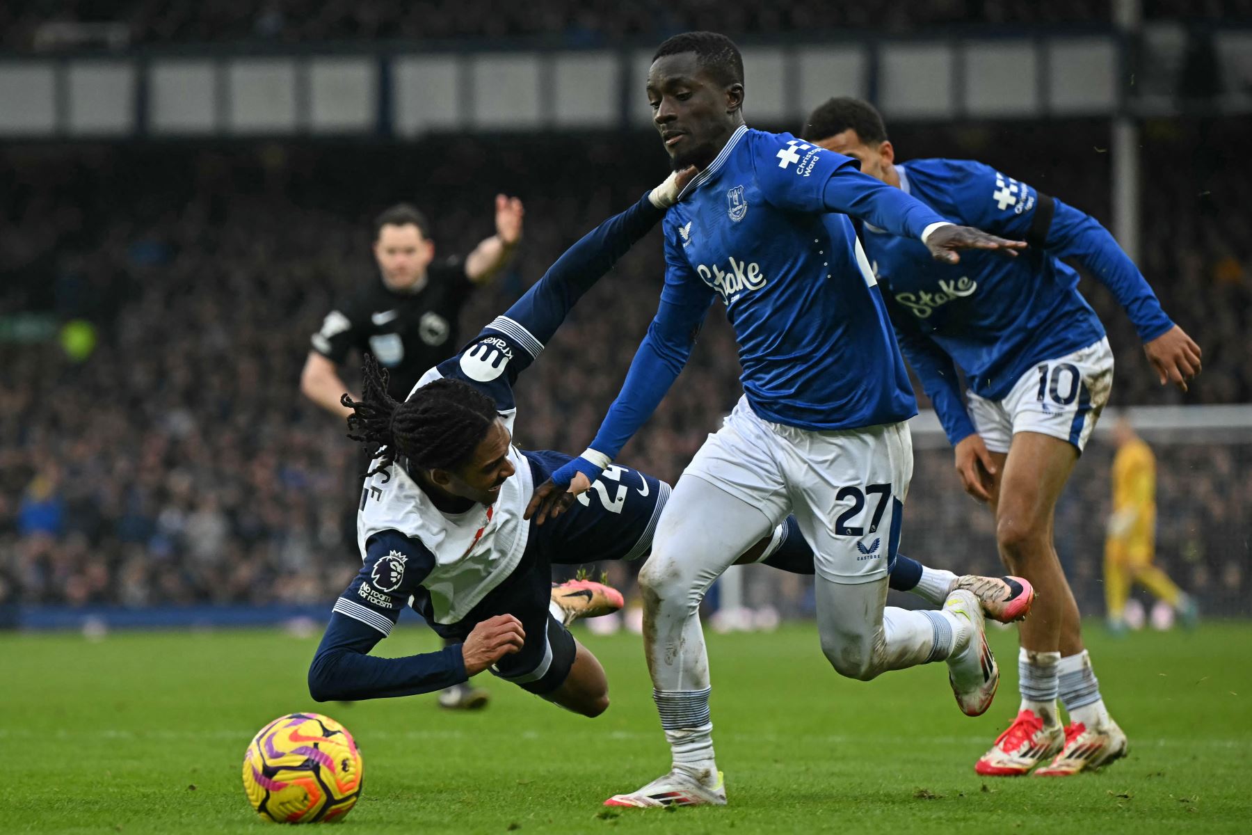 El defensor inglés del Tottenham Hotspur, Djed Spence pierde ante el mediocampista senegalés del Everton, Idrissa Gueye durante el partido de fútbol de la Premier League inglesa entre Everton y Tottenham Hotspur.
Foto: AFP